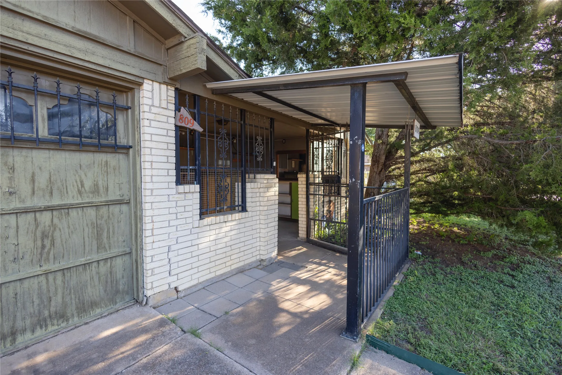 Single Family Residence For Sale in Tarrant County , 809 Lomo Street, Fort Worth, Texas 76110, 4 Bedroom, 2 Bathroom, Garage spaces, 1,503 Sqft, built in 1972, Preowned, mls#21059078, Real Estate Agent in Fort Worth, Homes For Sale in Tarrant county, Homes For Sale in Fort Worth, Realtor in Fort Worth Texas, Real Estate Brokerage Independent Realty Texas, Luminita Cordes Realtor