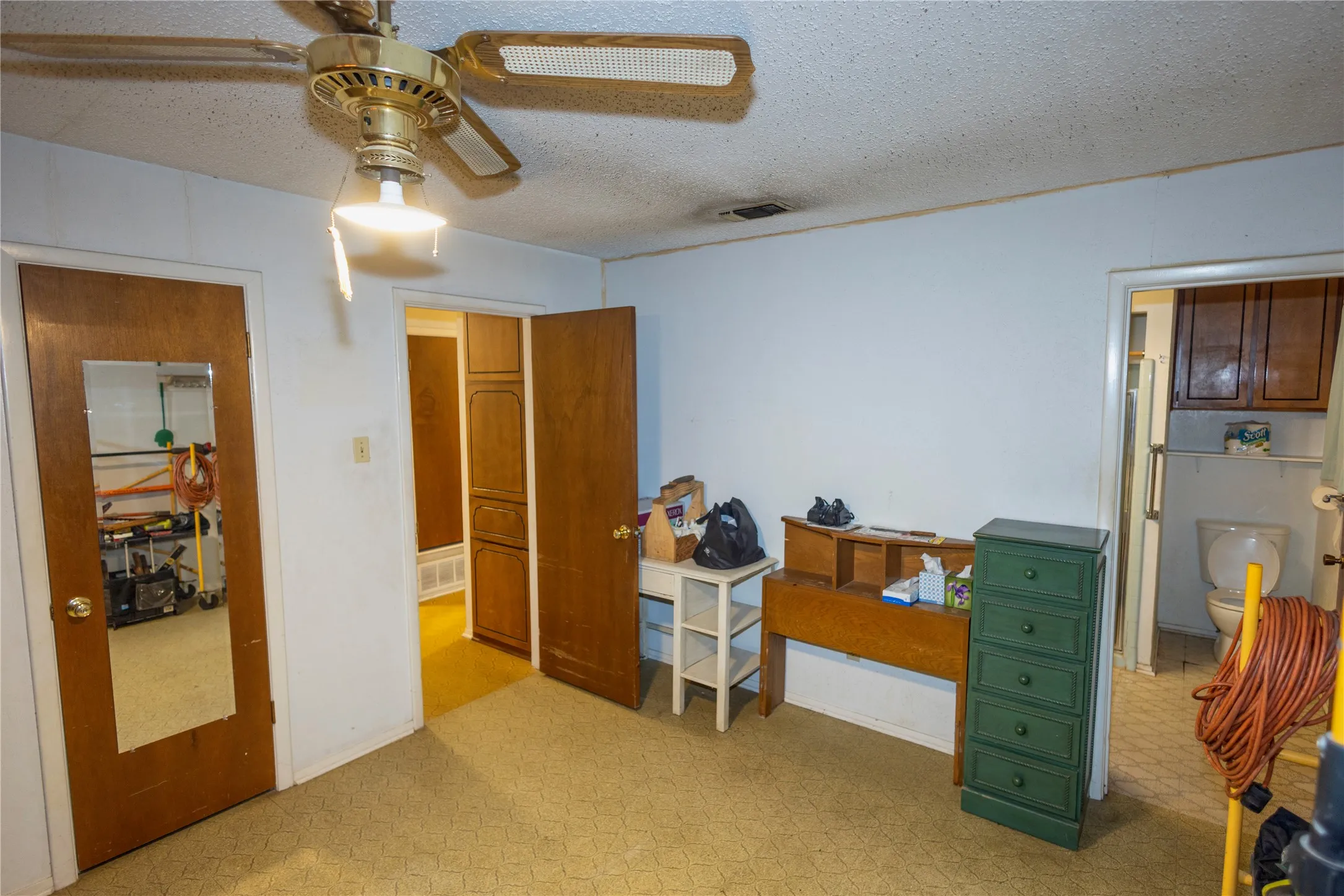 Single Family Residence For Sale in Tarrant County , 809 Lomo Street, Fort Worth, Texas 76110, 4 Bedroom, 2 Bathroom, Garage spaces, 1,503 Sqft, built in 1972, Preowned, mls#21059078, Real Estate Agent in Fort Worth, Homes For Sale in Tarrant county, Homes For Sale in Fort Worth, Realtor in Fort Worth Texas, Real Estate Brokerage Independent Realty Texas, Luminita Cordes Realtor