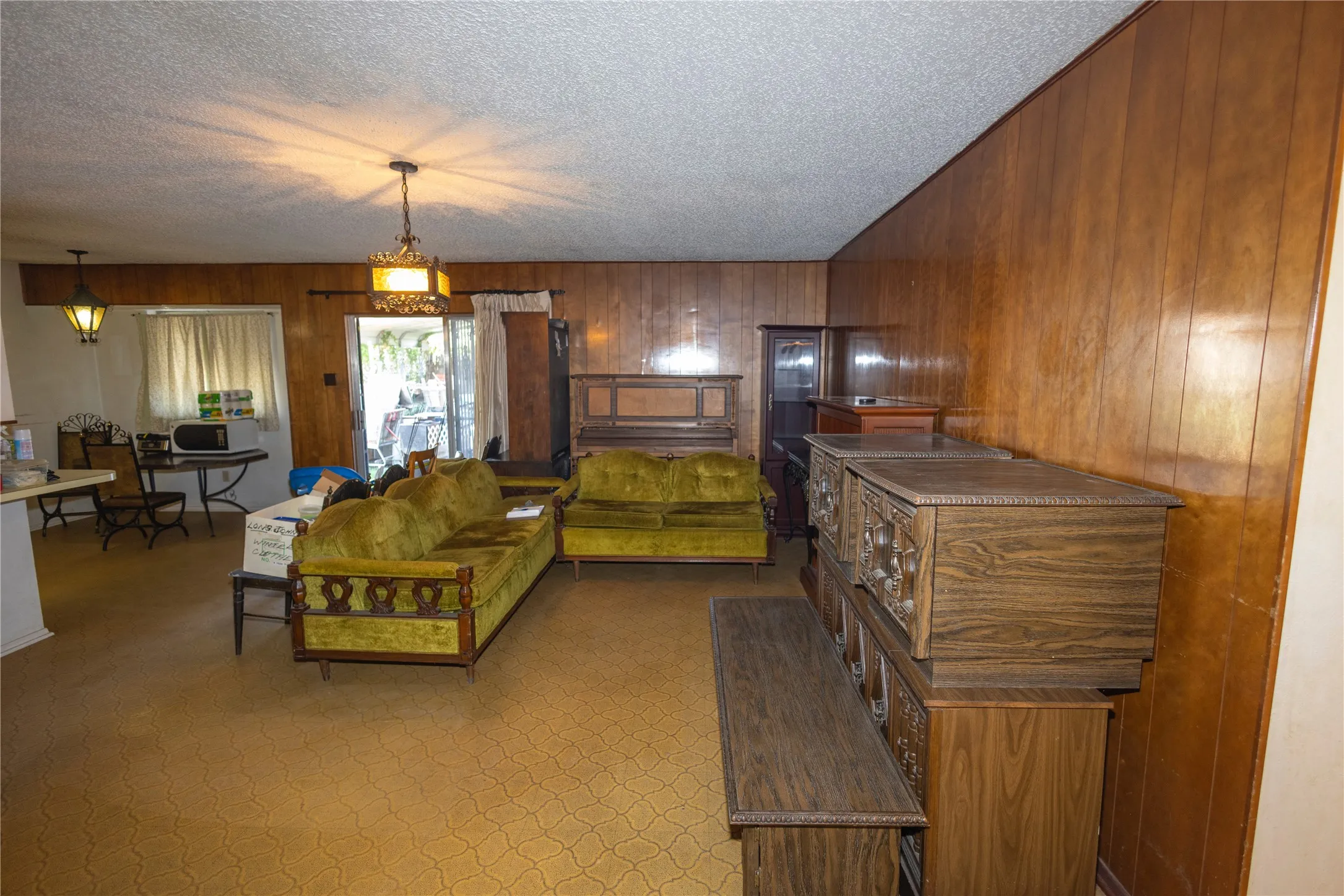 Single Family Residence For Sale in Tarrant County , 809 Lomo Street, Fort Worth, Texas 76110, 4 Bedroom, 2 Bathroom, Garage spaces, 1,503 Sqft, built in 1972, Preowned, mls#21059078, Real Estate Agent in Fort Worth, Homes For Sale in Tarrant county, Homes For Sale in Fort Worth, Realtor in Fort Worth Texas, Real Estate Brokerage Independent Realty Texas, Luminita Cordes Realtor