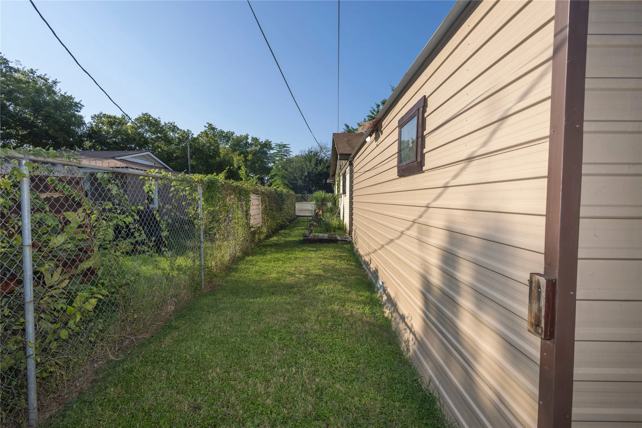 Single Family Residence For Sale in Tarrant County , 809 Lomo Street, Fort Worth, Texas 76110, 4 Bedroom, 2 Bathroom, Garage spaces, 1,503 Sqft, built in 1972, Preowned, mls#21059078, Real Estate Agent in Fort Worth, Homes For Sale in Tarrant county, Homes For Sale in Fort Worth, Realtor in Fort Worth Texas, Real Estate Brokerage Independent Realty Texas, Luminita Cordes Realtor
