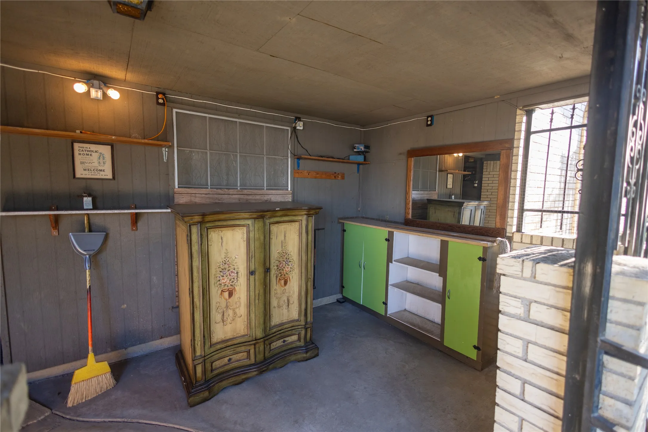 Single Family Residence For Sale in Tarrant County , 809 Lomo Street, Fort Worth, Texas 76110, 4 Bedroom, 2 Bathroom, Garage spaces, 1,503 Sqft, built in 1972, Preowned, mls#21059078, Real Estate Agent in Fort Worth, Homes For Sale in Tarrant county, Homes For Sale in Fort Worth, Realtor in Fort Worth Texas, Real Estate Brokerage Independent Realty Texas, Luminita Cordes Realtor