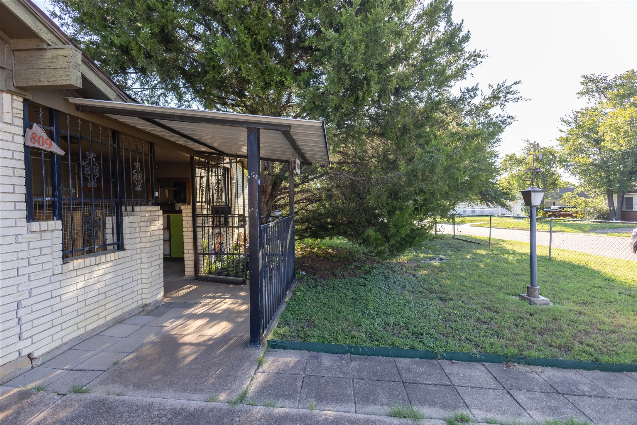 Single Family Residence For Sale in Tarrant County , 809 Lomo Street, Fort Worth, Texas 76110, 4 Bedroom, 2 Bathroom, Garage spaces, 1,503 Sqft, built in 1972, Preowned, mls#21059078, Real Estate Agent in Fort Worth, Homes For Sale in Tarrant county, Homes For Sale in Fort Worth, Realtor in Fort Worth Texas, Real Estate Brokerage Independent Realty Texas, Luminita Cordes Realtor