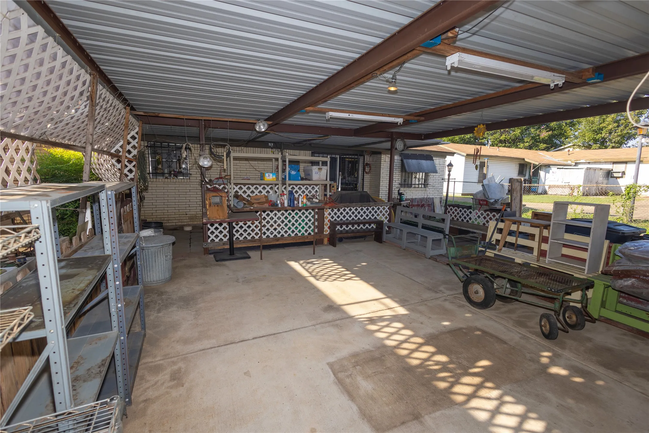 Single Family Residence For Sale in Tarrant County , 809 Lomo Street, Fort Worth, Texas 76110, 4 Bedroom, 2 Bathroom, Garage spaces, 1,503 Sqft, built in 1972, Preowned, mls#21059078, Real Estate Agent in Fort Worth, Homes For Sale in Tarrant county, Homes For Sale in Fort Worth, Realtor in Fort Worth Texas, Real Estate Brokerage Independent Realty Texas, Luminita Cordes Realtor