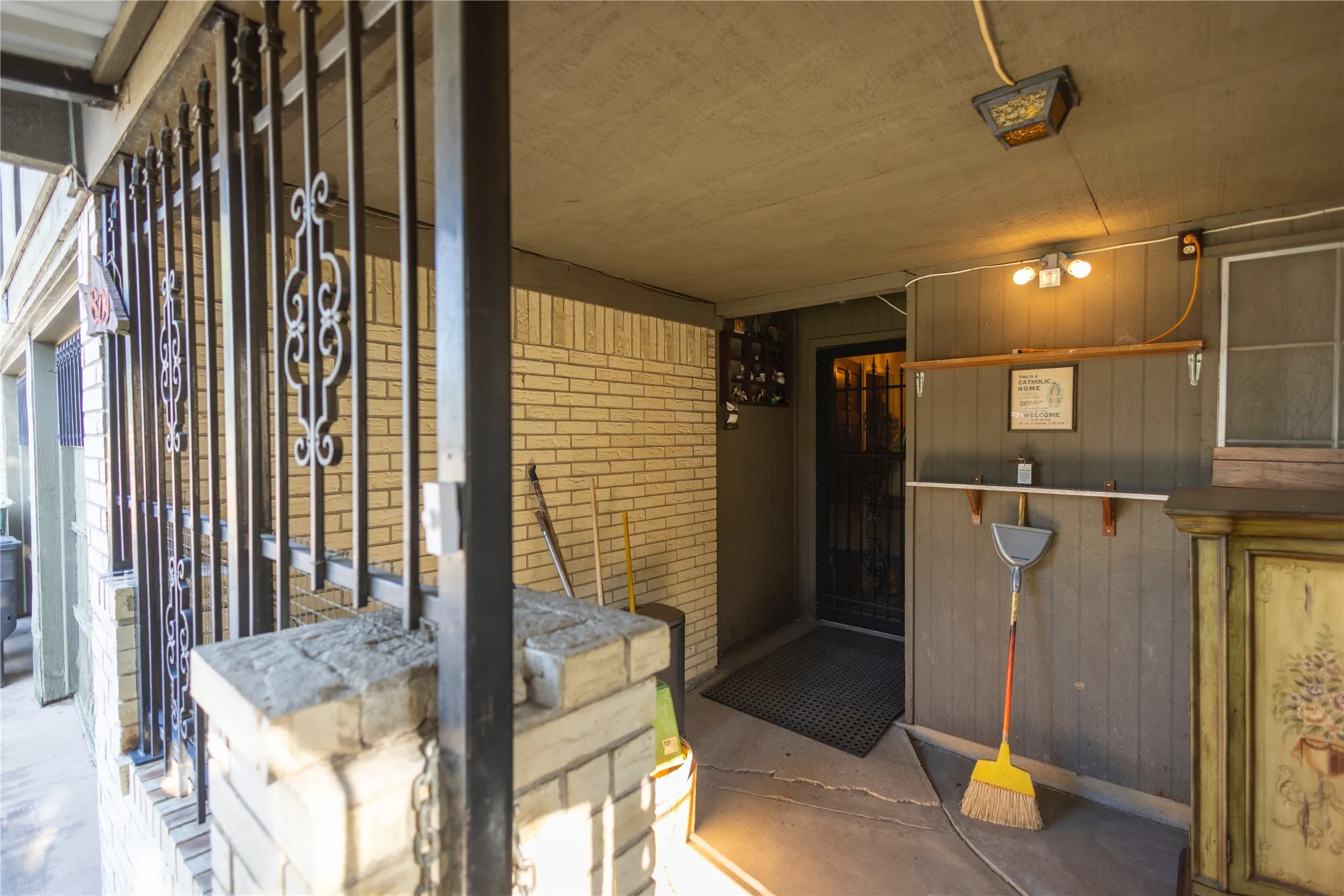 Single Family Residence For Sale in Tarrant County , 809 Lomo Street, Fort Worth, Texas 76110, 4 Bedroom, 2 Bathroom, Garage spaces, 1,503 Sqft, built in 1972, Preowned, mls#21059078, Real Estate Agent in Fort Worth, Homes For Sale in Tarrant county, Homes For Sale in Fort Worth, Realtor in Fort Worth Texas, Real Estate Brokerage Independent Realty Texas, Luminita Cordes Realtor