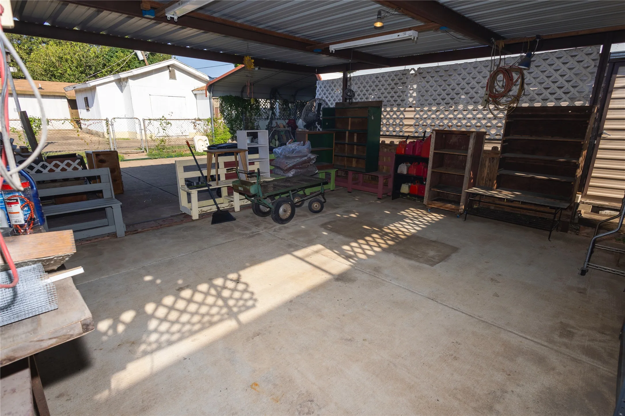 Single Family Residence For Sale in Tarrant County , 809 Lomo Street, Fort Worth, Texas 76110, 4 Bedroom, 2 Bathroom, Garage spaces, 1,503 Sqft, built in 1972, Preowned, mls#21059078, Real Estate Agent in Fort Worth, Homes For Sale in Tarrant county, Homes For Sale in Fort Worth, Realtor in Fort Worth Texas, Real Estate Brokerage Independent Realty Texas, Luminita Cordes Realtor