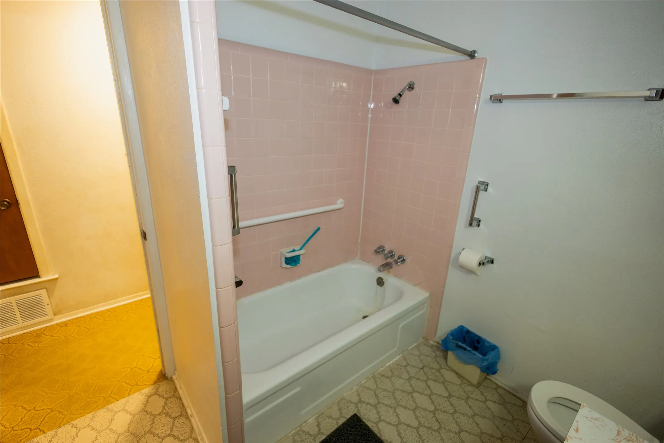 Single Family Residence For Sale in Tarrant County , 809 Lomo Street, Fort Worth, Texas 76110, 4 Bedroom, 2 Bathroom, Garage spaces, 1,503 Sqft, built in 1972, Preowned, mls#21059078, Real Estate Agent in Fort Worth, Homes For Sale in Tarrant county, Homes For Sale in Fort Worth, Realtor in Fort Worth Texas, Real Estate Brokerage Independent Realty Texas, Luminita Cordes Realtor
