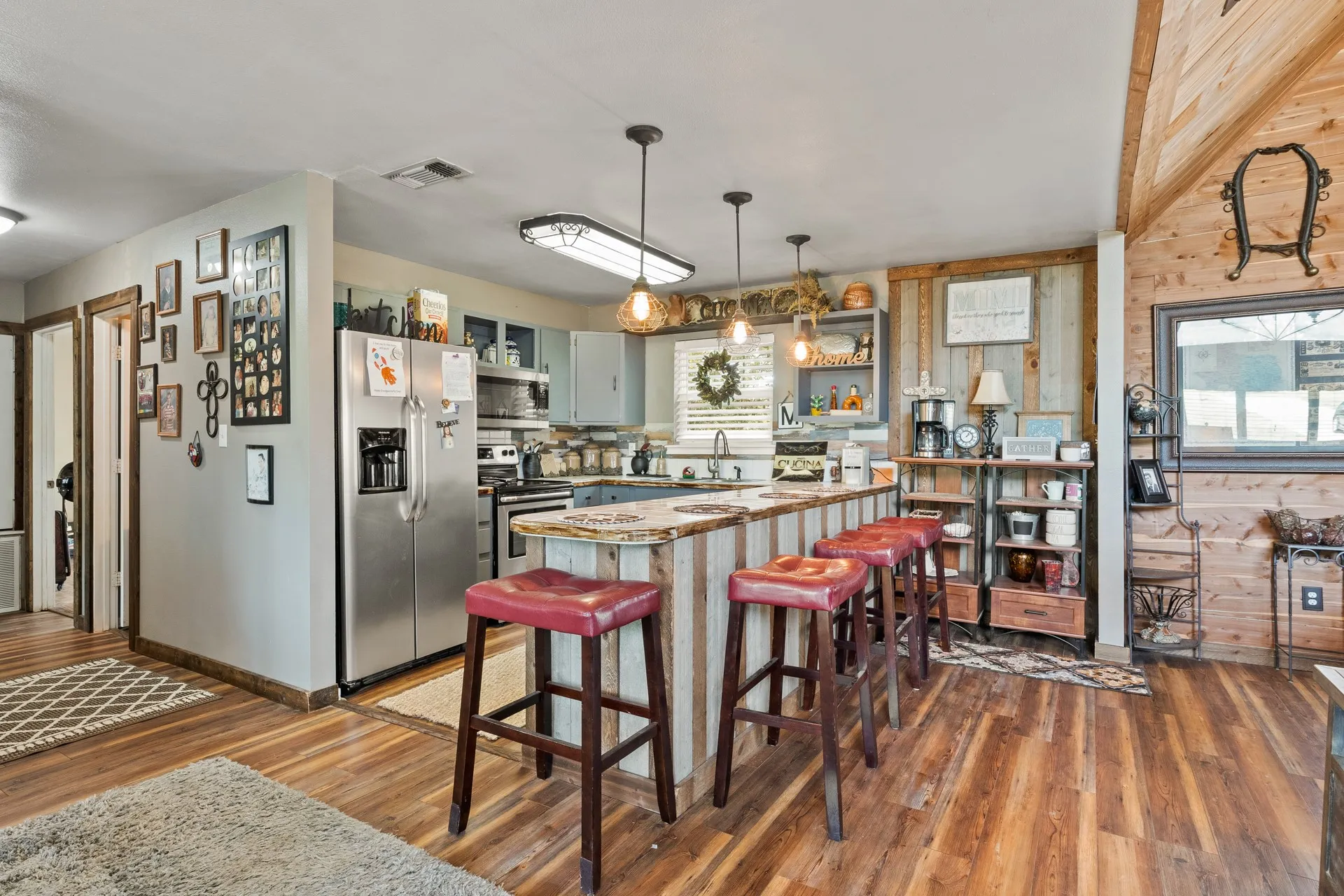 Single Family Residence For Sale in Titus County , 490 FM 1735, Mt Pleasant, Texas 75455, 2 Bedroom, 2 Bathroom, 1 Garage spaces, 1,360 Sqft, built in 2000, Price $250,000, mls#21065871, Real Estate Agent in Mt Pleasant, Homes For Sale in Titus county, Homes For Sale in Mt Pleasant, Realtor in Mt Pleasant Texas, Real Estate Brokerage Independent Realty Texas, Luminita Cordes Realtor