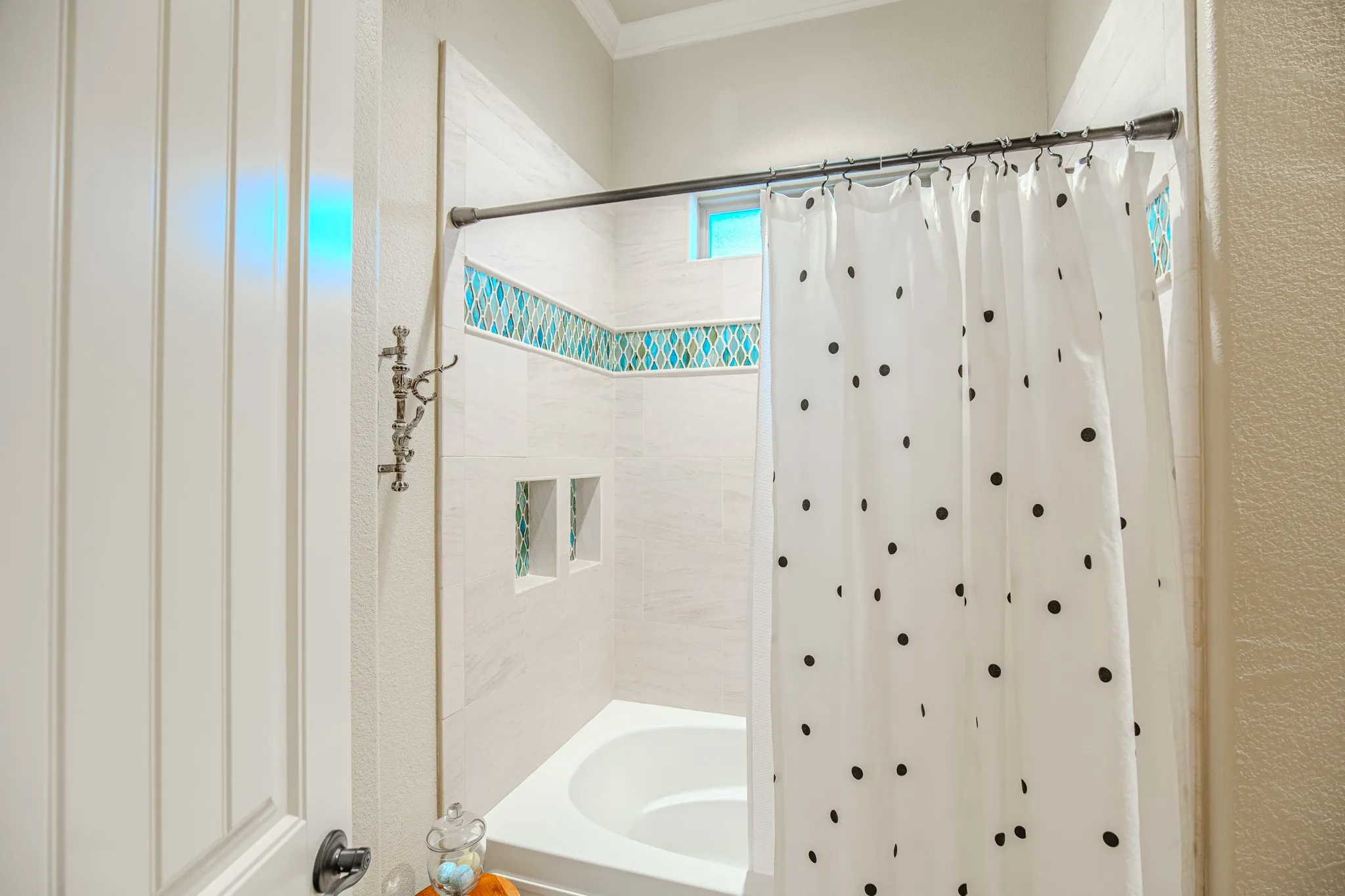 Jack and Jill tub/shower/toilet