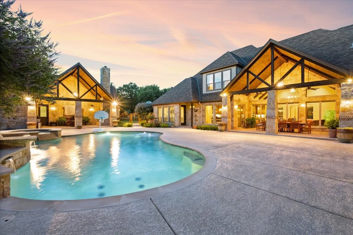 Single Family Residence For Sale in Erath County , 915 Timber Creek Drive, Stephenville, Texas 76401, 4 Bedroom, 5 Bathroom, 4 Garage spaces, 4,625 Sqft, built in 2015, Preowned, mls#21065118, Real Estate Agent in Stephenville, Homes For Sale in Erath county, Homes For Sale in Stephenville, Realtor in Stephenville Texas, Real Estate Brokerage Independent Realty Texas, Luminita Cordes Realtor