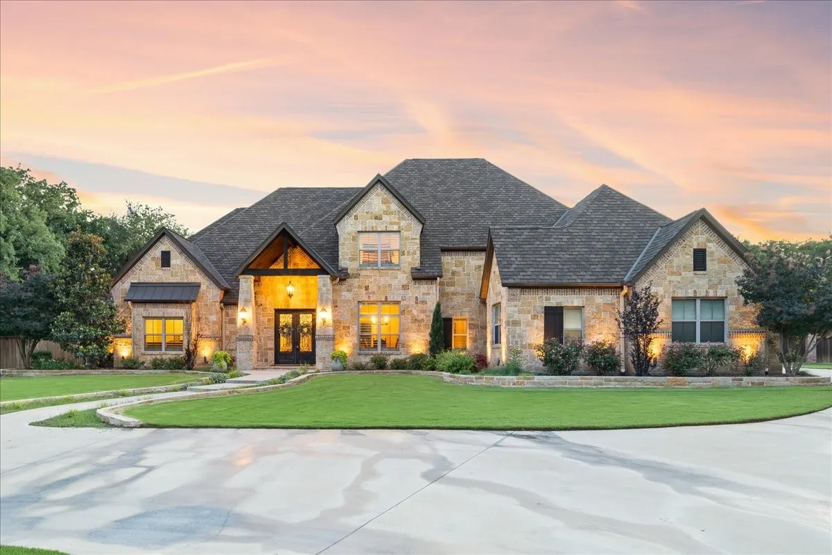 Single Family Residence For Sale in Erath County , 915 Timber Creek Drive, Stephenville, Texas 76401, 4 Bedroom, 5 Bathroom, 4 Garage spaces, 4,625 Sqft, built in 2015, Preowned, mls#21065118, Real Estate Agent in Stephenville, Homes For Sale in Erath county, Homes For Sale in Stephenville, Realtor in Stephenville Texas, Real Estate Brokerage Independent Realty Texas, Luminita Cordes Realtor
