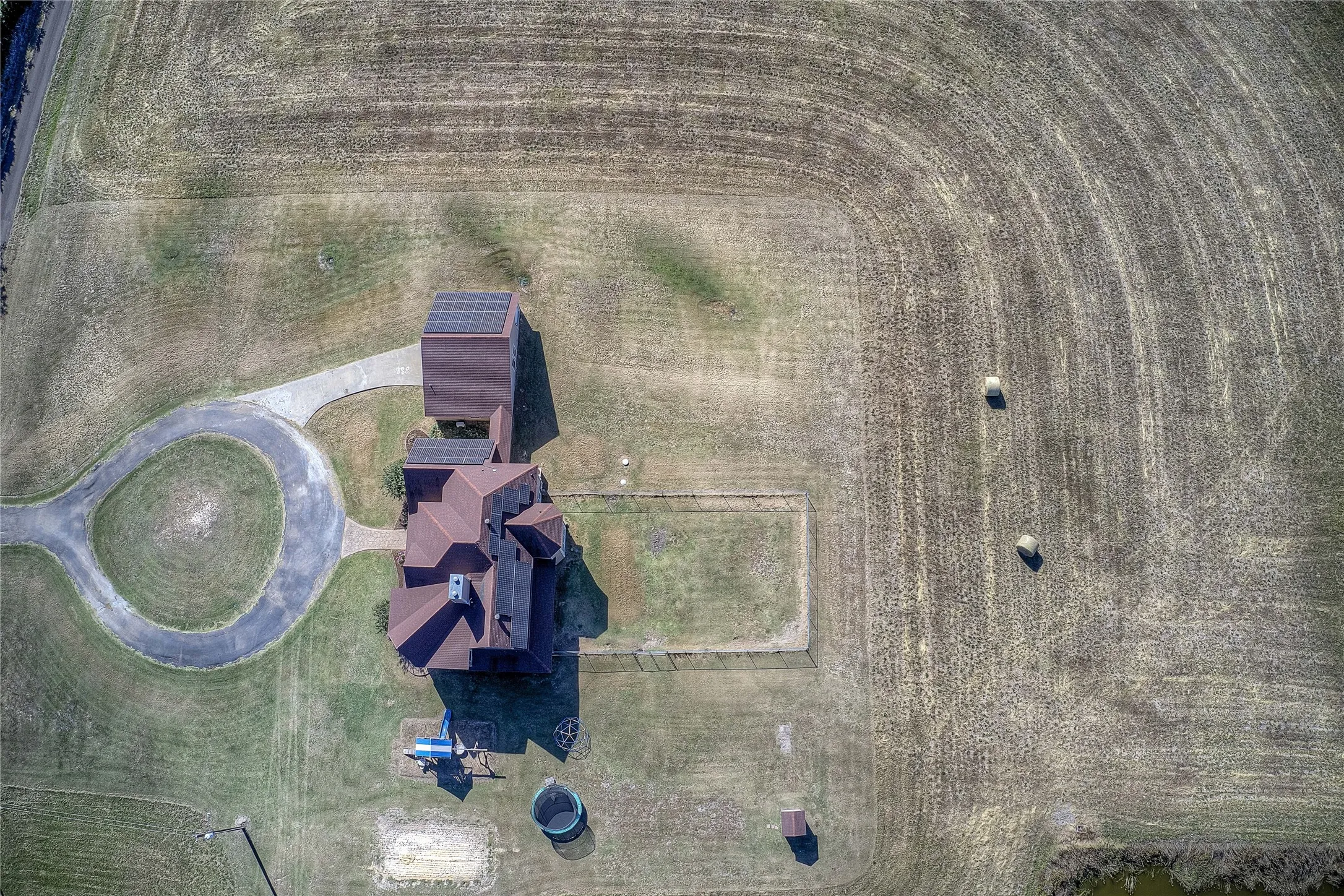 Farm For Sale in Hopkins County , 347 County Road 4736, Cumby, Texas 75433, 5 Bedroom, 4 Bathroom, 3 Garage spaces, 4,350 Sqft, built in 2010, Preowned, mls#21066647, Real Estate Agent in Cumby, Homes For Sale in Hopkins county, Homes For Sale in Cumby, Realtor in Cumby Texas, Real Estate Brokerage Independent Realty Texas, Luminita Cordes Realtor