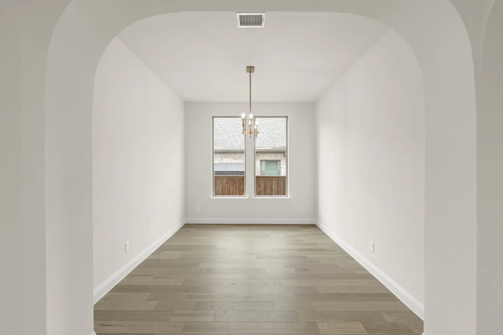 06. 240 Bee Balm - Dining
