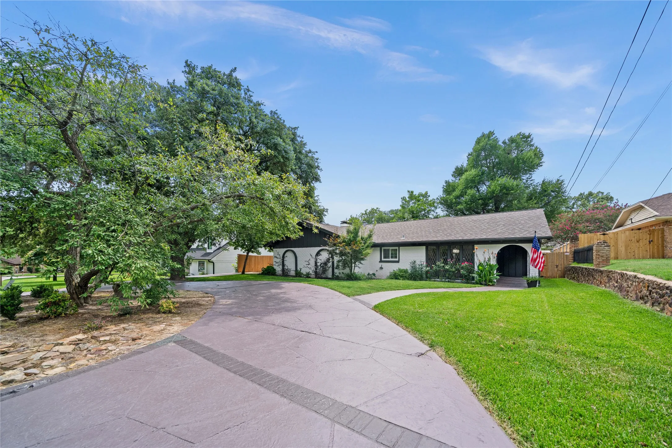 Single Family Residence For Sale in Smith County , 4107 Chester Drive, Tyler, Texas 75701, 4 Bedroom, 2 Bathroom, Garage spaces, 2,753 Sqft, built in 1969, Preowned, mls#21066961, Real Estate Agent in Tyler, Homes For Sale in Smith county, Homes For Sale in Tyler, Realtor in Tyler Texas, Real Estate Brokerage Independent Realty Texas, Luminita Cordes Realtor