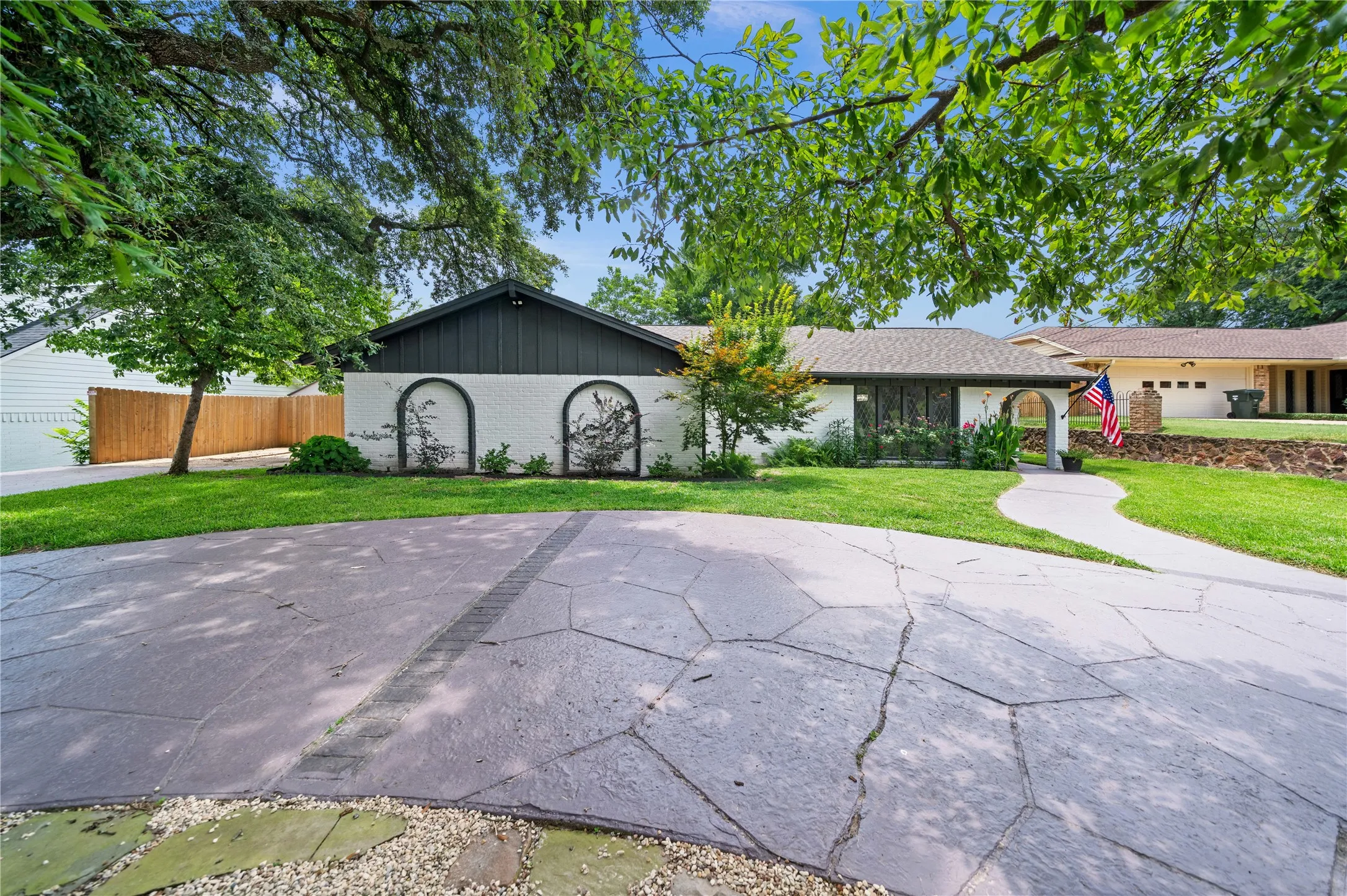 Single Family Residence For Sale in Smith County , 4107 Chester Drive, Tyler, Texas 75701, 4 Bedrooms, 2 Bathrooms, Garage spaces, 2,753 Sqft, built in 1969, Preowned, Price $495,000, mls#21066961, Real Estate Agent in Tyler, Homes For Sale in Smith county, Homes For Sale in Tyler, Realtor in Tyler Texas, Real Estate Brokerage Independent Realty Texas, Luminita Cordes Realtor