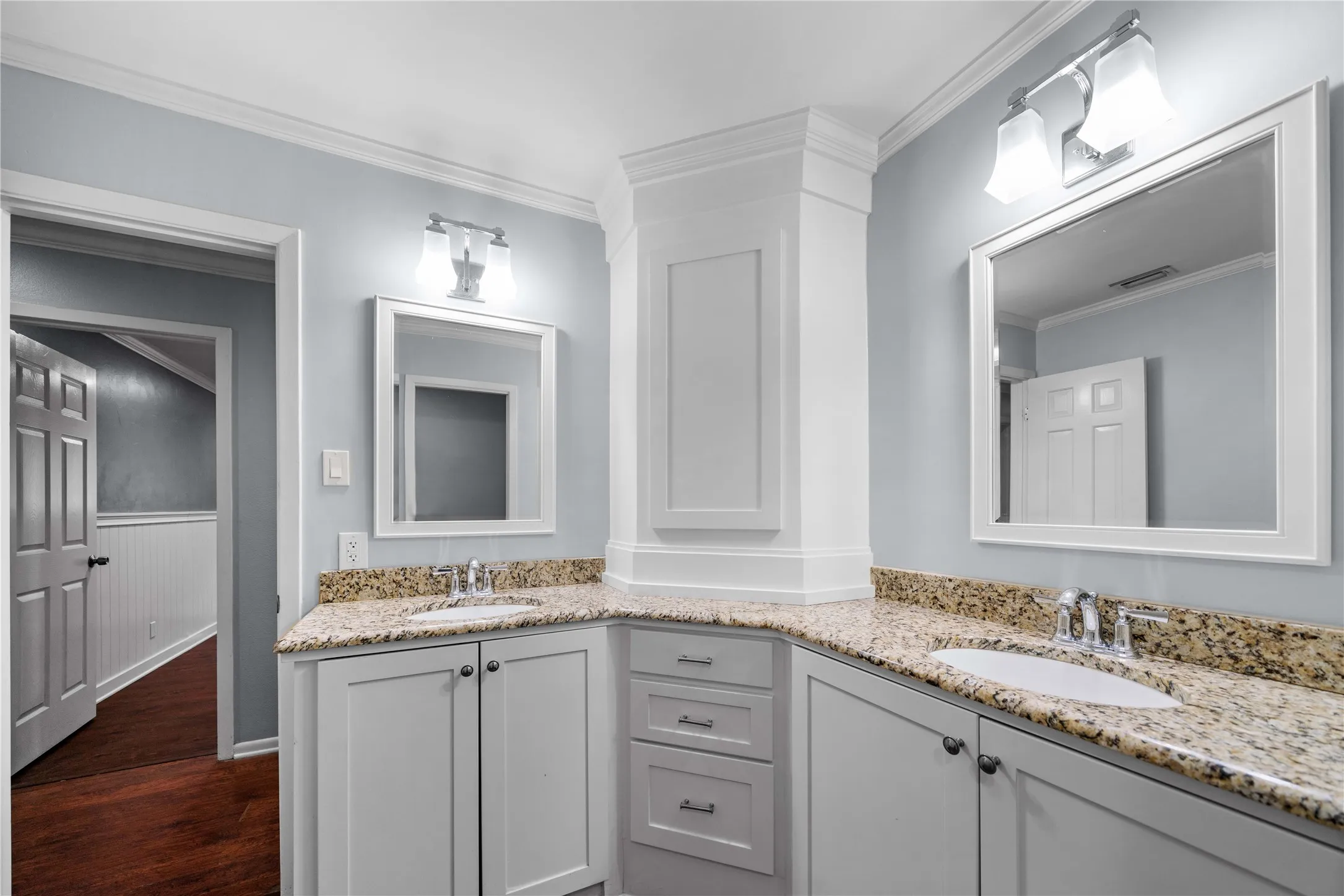 Single Family Residence For Sale in Smith County , 4107 Chester Drive, Tyler, Texas 75701, 4 Bedroom, 2 Bathroom, Garage spaces, 2,753 Sqft, built in 1969, Preowned, mls#21066961, Real Estate Agent in Tyler, Homes For Sale in Smith county, Homes For Sale in Tyler, Realtor in Tyler Texas, Real Estate Brokerage Independent Realty Texas, Luminita Cordes Realtor