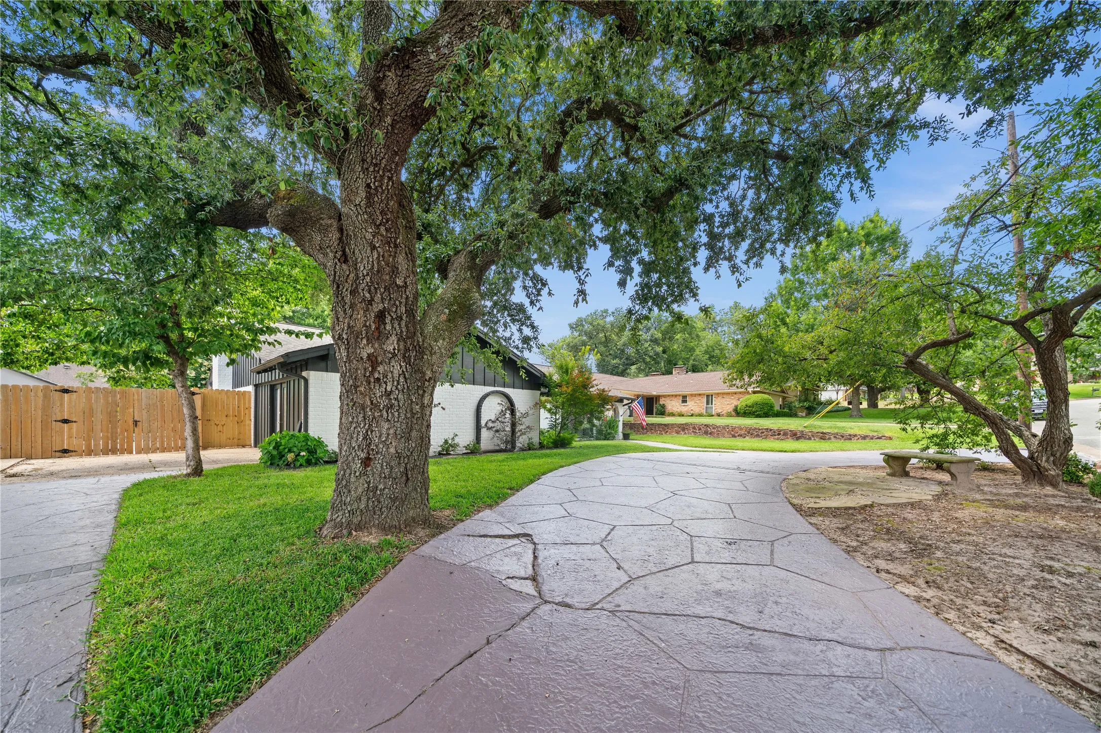 Single Family Residence For Sale in Smith County , 4107 Chester Drive, Tyler, Texas 75701, 4 Bedroom, 2 Bathroom, Garage spaces, 2,753 Sqft, built in 1969, Preowned, mls#21066961, Real Estate Agent in Tyler, Homes For Sale in Smith county, Homes For Sale in Tyler, Realtor in Tyler Texas, Real Estate Brokerage Independent Realty Texas, Luminita Cordes Realtor