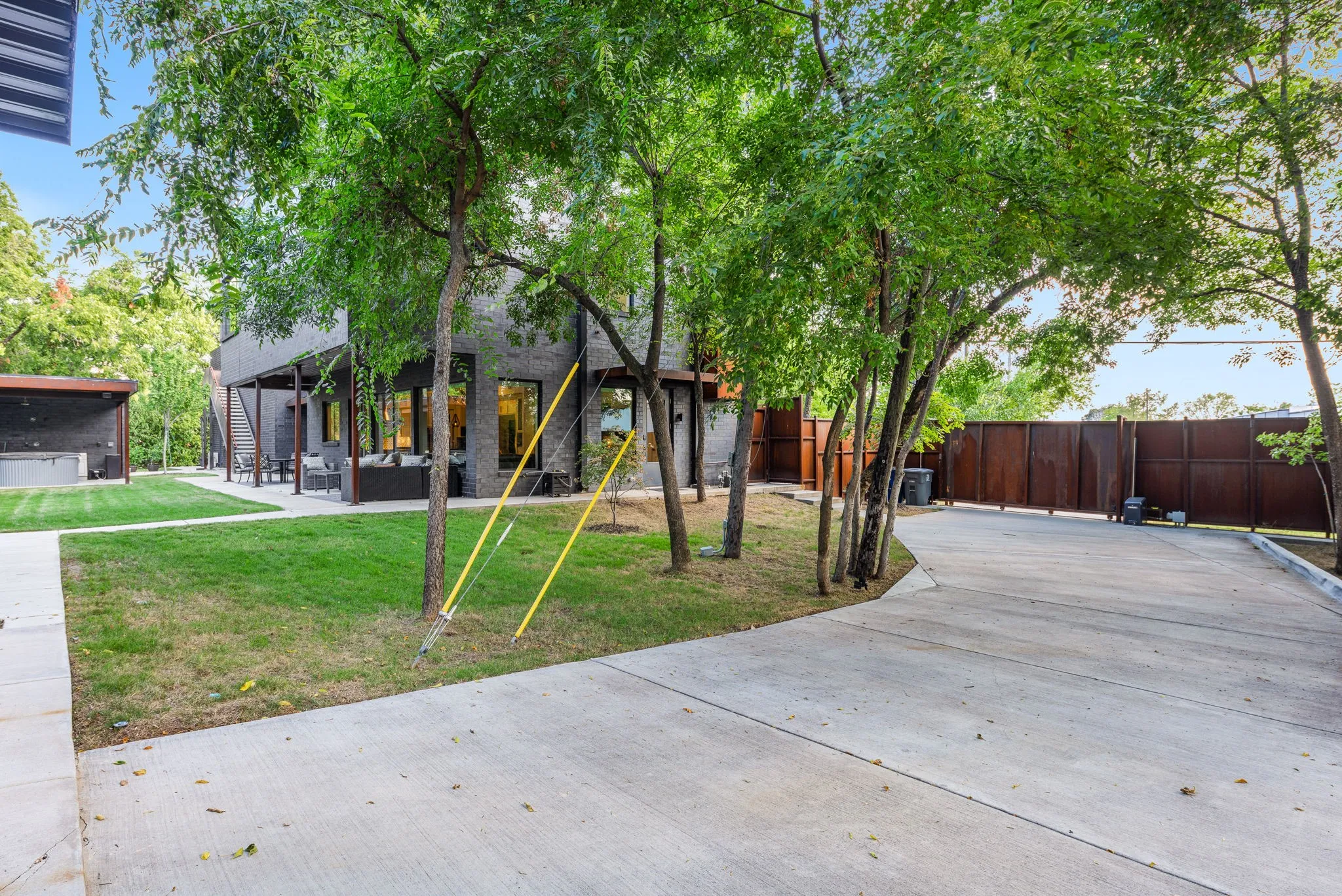 Side driveway and gate