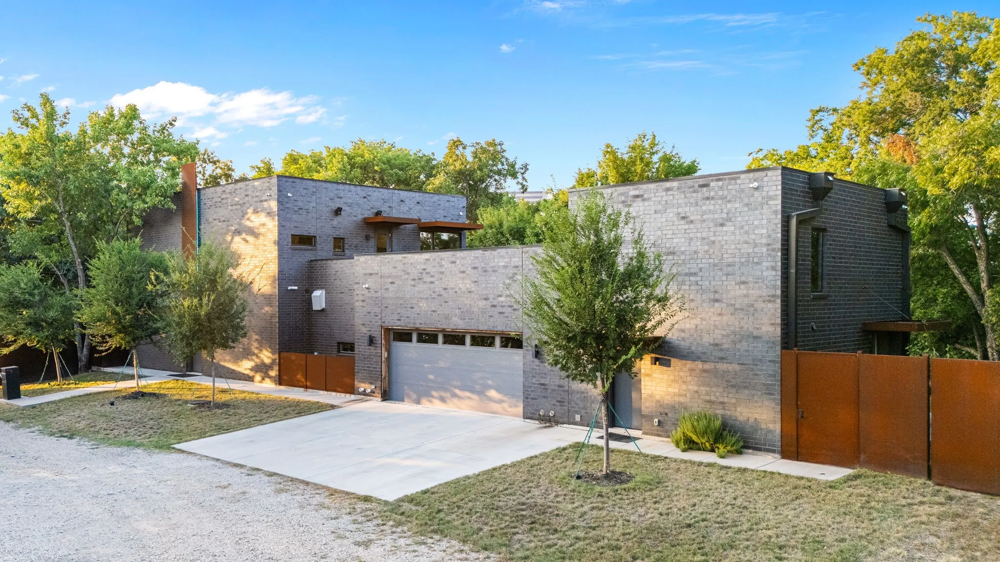 Single Family Residence For Sale in Dallas County , 4798 Iberia Avenue, Dallas, Texas 75207, 6 Bedroom, 7 Bathroom, 2 Garage spaces, 5,486 Sqft, built in 2021, Preowned, mls#21056779, Real Estate Agent in Dallas, Homes For Sale in Dallas county, Homes For Sale in Dallas, Realtor in Dallas Texas, Real Estate Brokerage Independent Realty Texas, Luminita Cordes Realtor