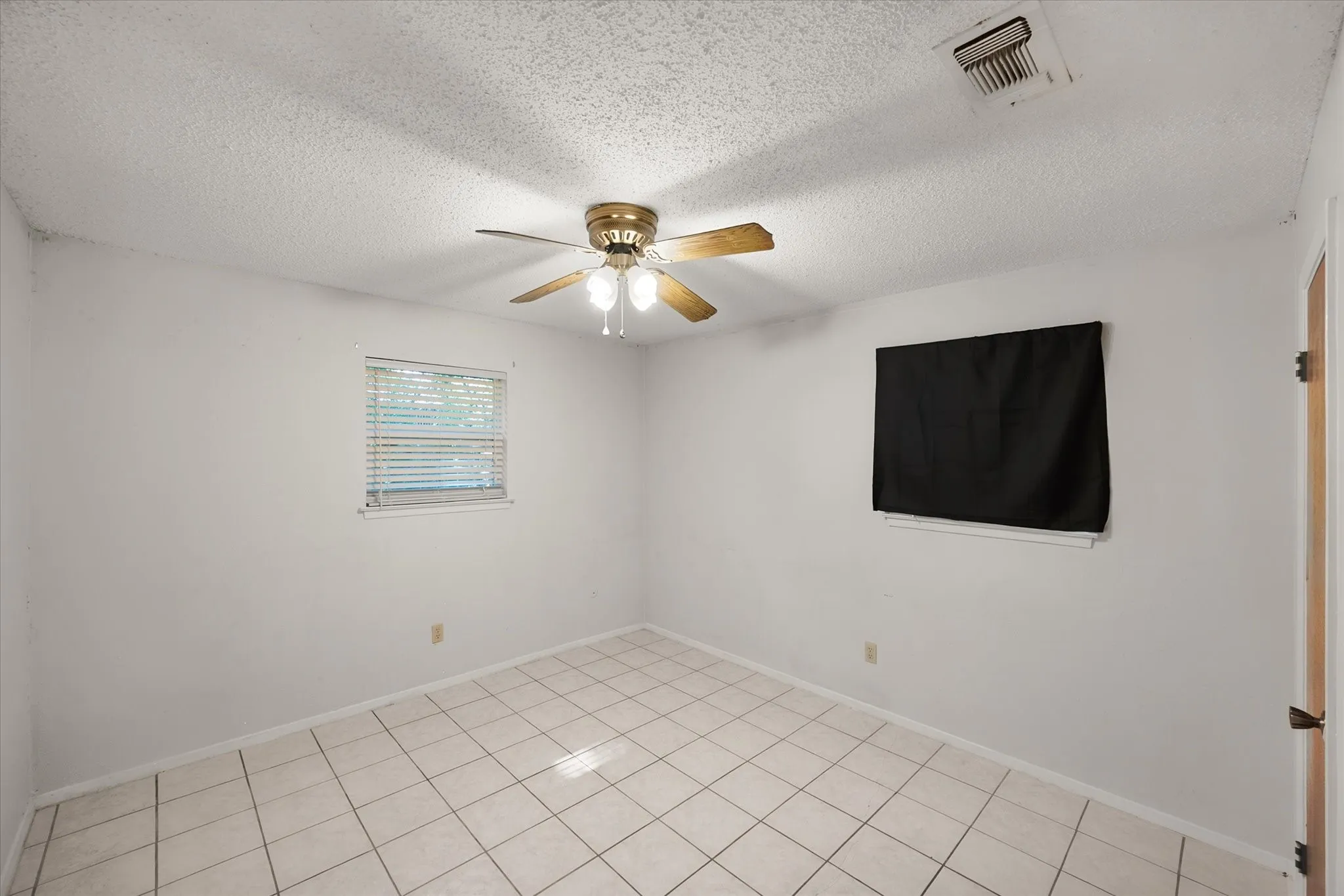 Single Family Residence For Sale in Tarrant County , 3724 Billie Faye Drive, North Richland Hills, Texas 76180, 3 Bedroom, 2 Bathroom, 2 Garage spaces, 1,432 Sqft, built in 1974, mls#21068313, Real Estate Agent in North Richland Hills, Homes For Sale in Tarrant county, Homes For Sale in North Richland Hills, Realtor in North Richland Hills Texas, Real Estate Brokerage Independent Realty Texas, Luminita Cordes Realtor