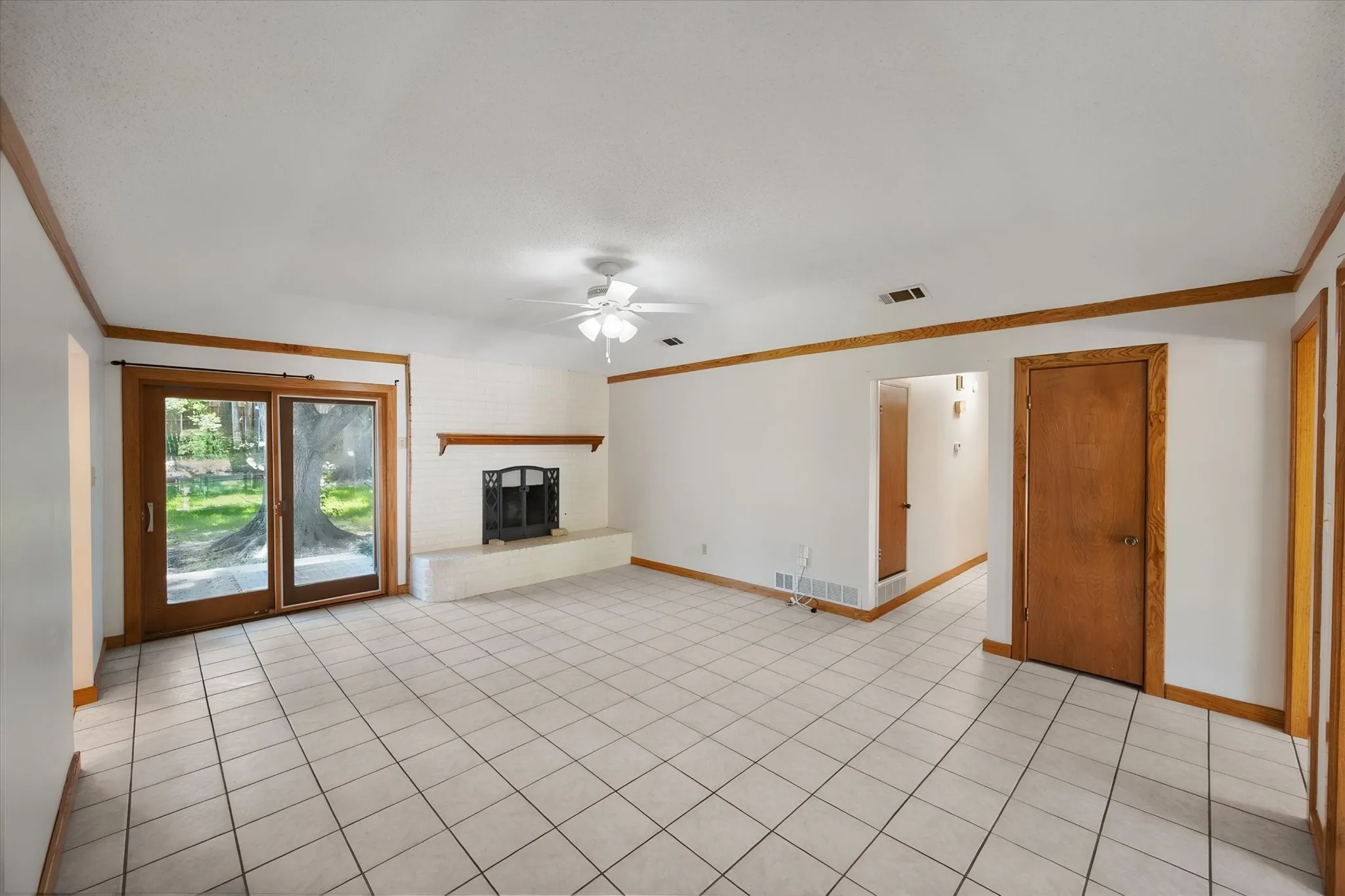 Single Family Residence For Sale in Tarrant County , 3724 Billie Faye Drive, North Richland Hills, Texas 76180, 3 Bedroom, 2 Bathroom, 2 Garage spaces, 1,432 Sqft, built in 1974, mls#21068313, Real Estate Agent in North Richland Hills, Homes For Sale in Tarrant county, Homes For Sale in North Richland Hills, Realtor in North Richland Hills Texas, Real Estate Brokerage Independent Realty Texas, Luminita Cordes Realtor