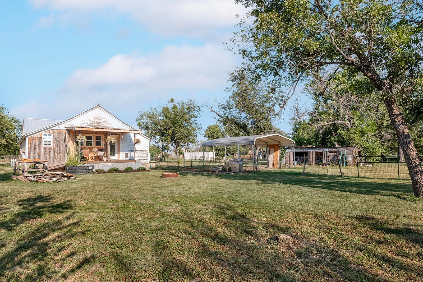 Single Family Residence For Sale in San Saba County , 402 N Live Oak Street, Richland Springs, Texas 76871, 2 Bedroom, 2 Bathroom, Garage spaces, 1,460 Sqft, built in 1920, mls#21068039, Real Estate Agent in Richland Springs, Homes For Sale in San Saba county, Homes For Sale in Richland Springs, Realtor in Richland Springs Texas, Real Estate Brokerage Independent Realty Texas, Luminita Cordes Realtor