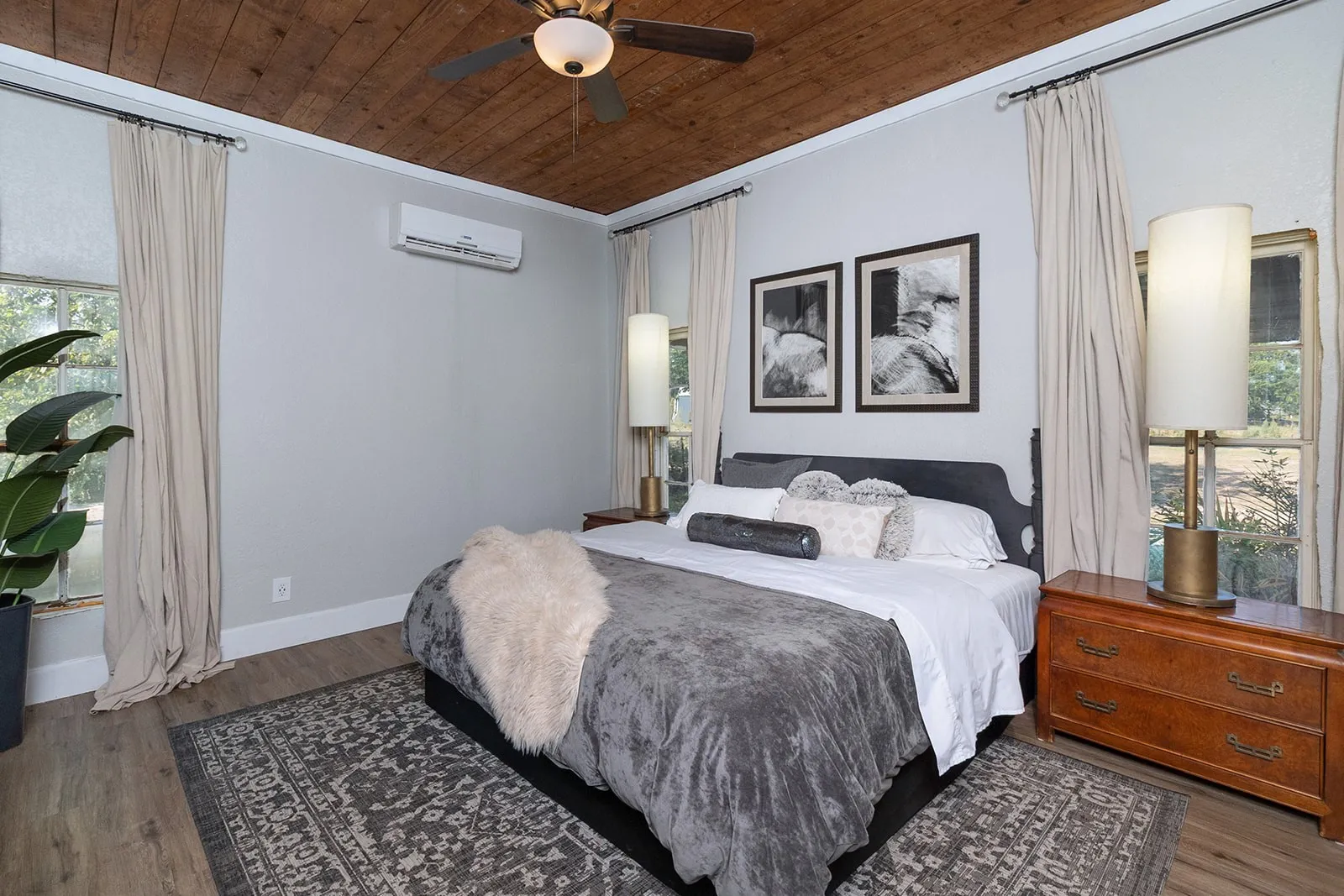 Single Family Residence For Sale in San Saba County , 402 N Live Oak Street, Richland Springs, Texas 76871, 2 Bedroom, 2 Bathroom, Garage spaces, 1,460 Sqft, built in 1920, mls#21068039, Real Estate Agent in Richland Springs, Homes For Sale in San Saba county, Homes For Sale in Richland Springs, Realtor in Richland Springs Texas, Real Estate Brokerage Independent Realty Texas, Luminita Cordes Realtor