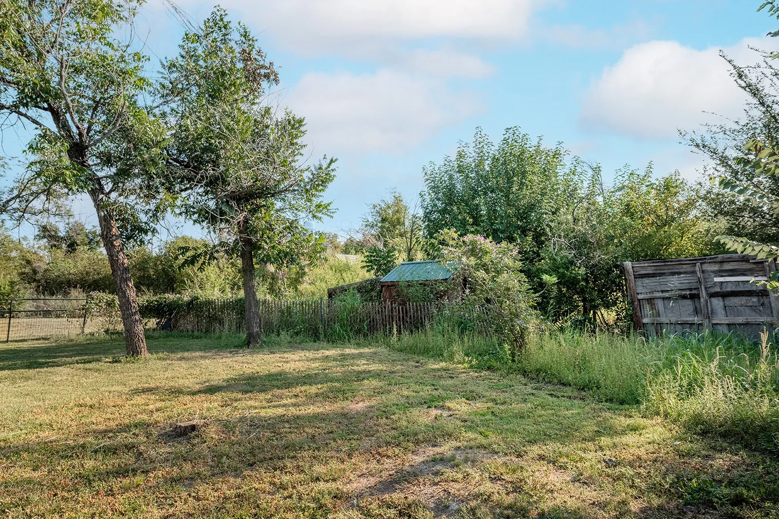 Single Family Residence For Sale in San Saba County , 402 N Live Oak Street, Richland Springs, Texas 76871, 2 Bedroom, 2 Bathroom, Garage spaces, 1,460 Sqft, built in 1920, mls#21068039, Real Estate Agent in Richland Springs, Homes For Sale in San Saba county, Homes For Sale in Richland Springs, Realtor in Richland Springs Texas, Real Estate Brokerage Independent Realty Texas, Luminita Cordes Realtor