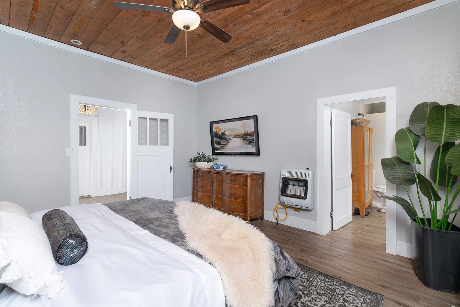 Single Family Residence For Sale in San Saba County , 402 N Live Oak Street, Richland Springs, Texas 76871, 2 Bedroom, 2 Bathroom, Garage spaces, 1,460 Sqft, built in 1920, mls#21068039, Real Estate Agent in Richland Springs, Homes For Sale in San Saba county, Homes For Sale in Richland Springs, Realtor in Richland Springs Texas, Real Estate Brokerage Independent Realty Texas, Luminita Cordes Realtor