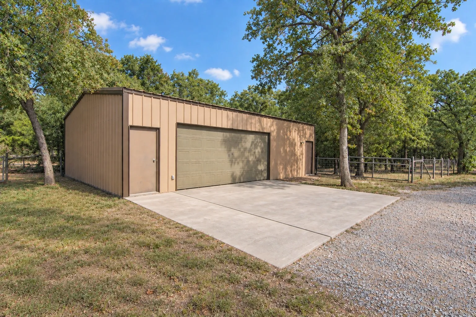 Single Family Residence For Sale in Montague County , 2801 Fm 1816, Bowie, Texas 76230, 3 Bedroom, 2 Bathroom, 2 Garage spaces, 2,385 Sqft, built in 2009, mls#21070008, Real Estate Agent in Bowie, Homes For Sale in Montague county, Homes For Sale in Bowie, Realtor in Bowie Texas, Real Estate Brokerage Independent Realty Texas, Luminita Cordes Realtor