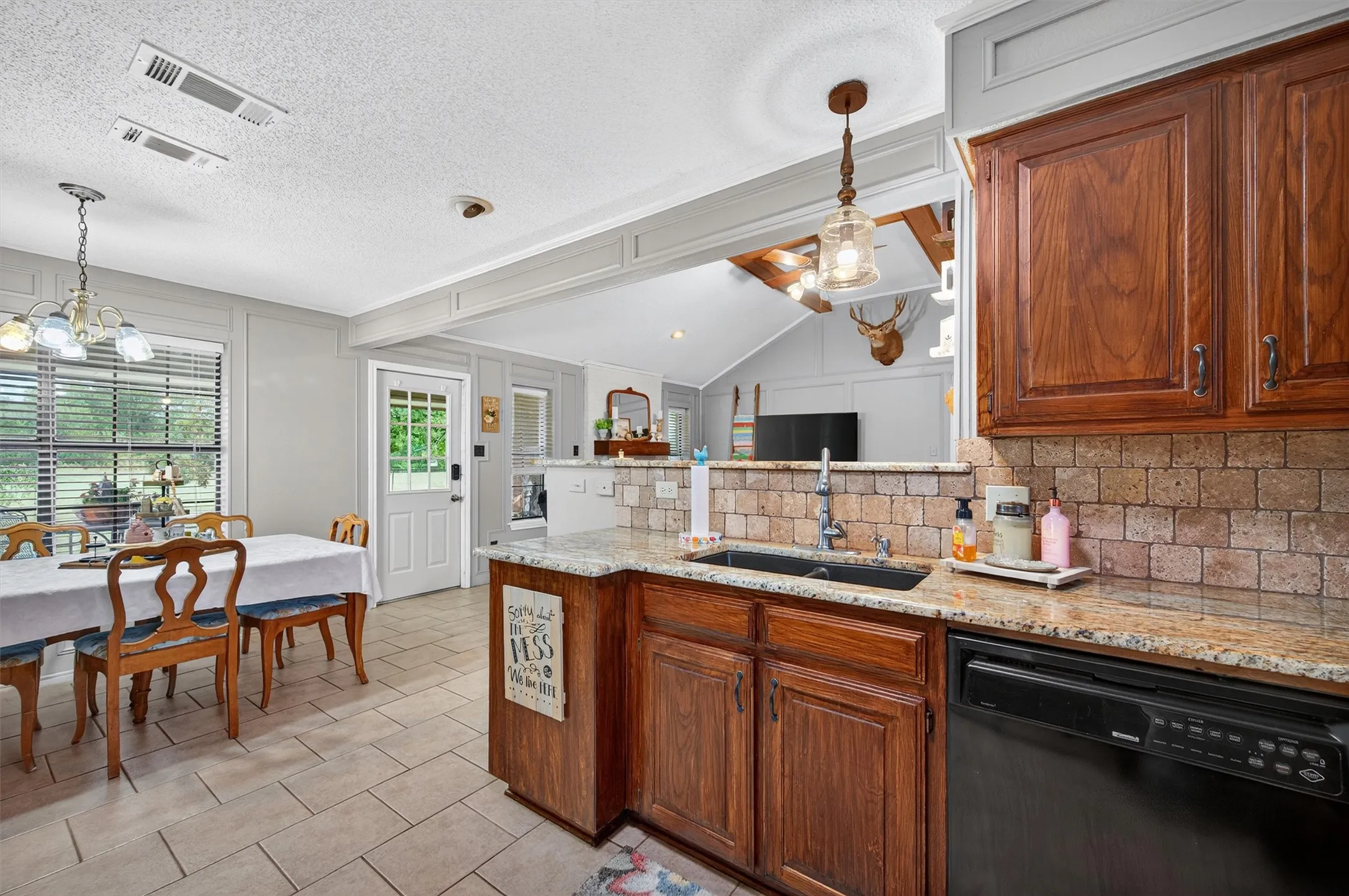 Single Family Residence For Sale in Grayson County , 102 N 9th Street, Gunter, Texas 75058, 3 Bedroom, 2 Bathroom, 3 Garage spaces, 1,784 Sqft, built in 1985, mls#21066550, Real Estate Agent in Gunter, Homes For Sale in Grayson county, Homes For Sale in Gunter, Realtor in Gunter Texas, Real Estate Brokerage Independent Realty Texas, Luminita Cordes Realtor