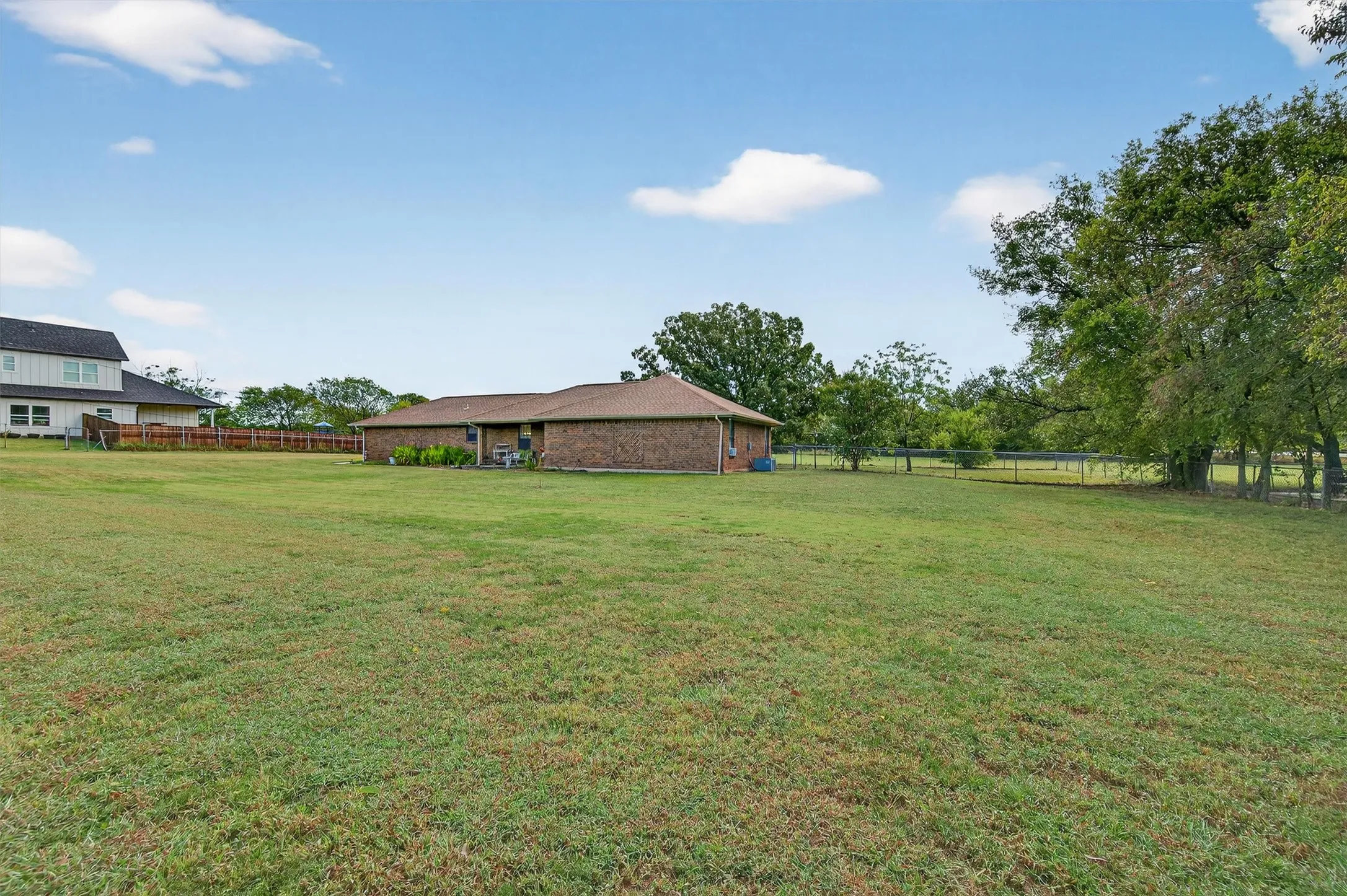 Single Family Residence For Sale in Grayson County , 102 N 9th Street, Gunter, Texas 75058, 3 Bedroom, 2 Bathroom, 3 Garage spaces, 1,784 Sqft, built in 1985, mls#21066550, Real Estate Agent in Gunter, Homes For Sale in Grayson county, Homes For Sale in Gunter, Realtor in Gunter Texas, Real Estate Brokerage Independent Realty Texas, Luminita Cordes Realtor