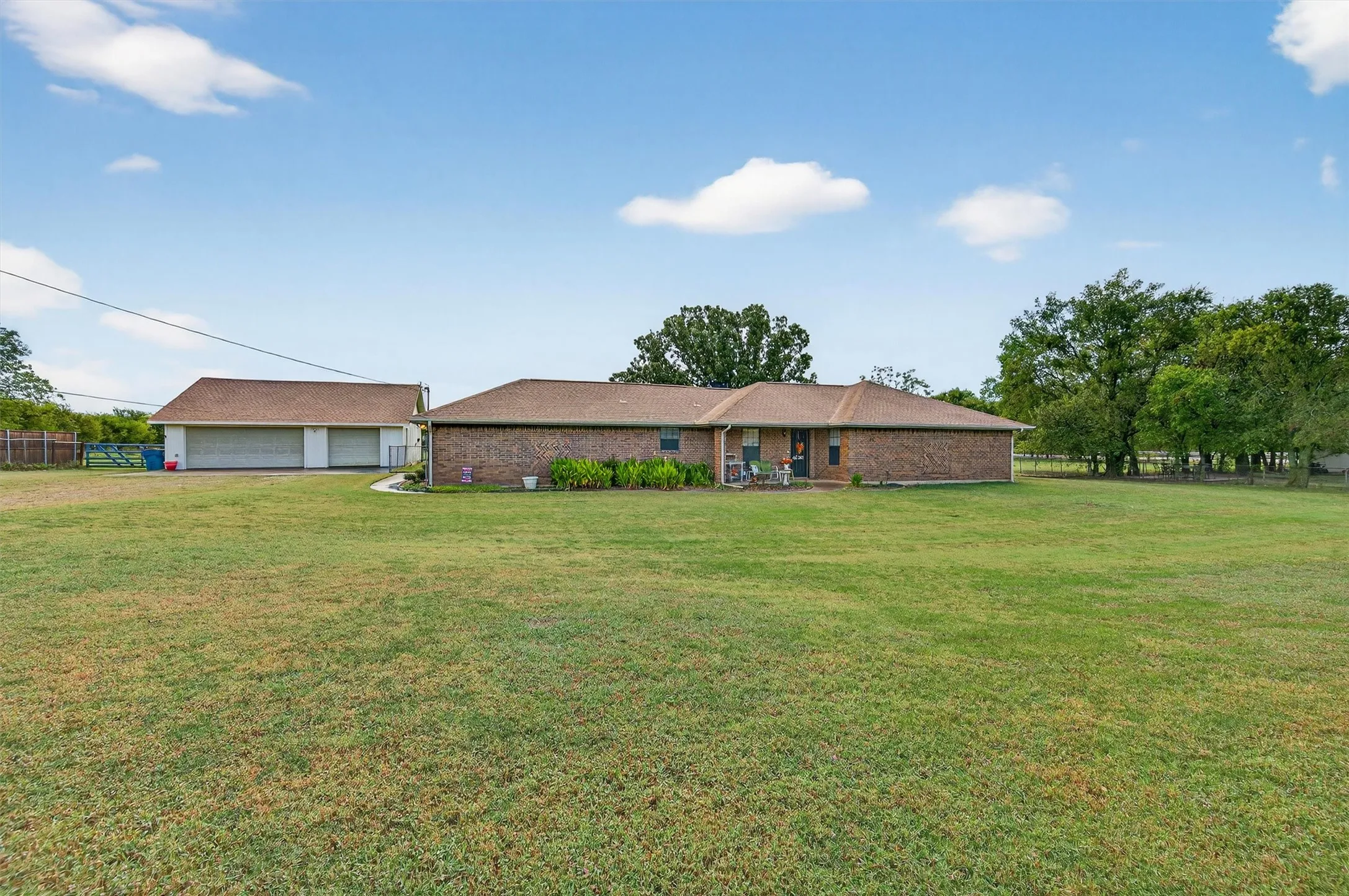 Single Family Residence For Sale in Grayson County , 102 N 9th Street, Gunter, Texas 75058, 3 Bedroom, 2 Bathroom, 3 Garage spaces, 1,784 Sqft, built in 1985, mls#21066550, Real Estate Agent in Gunter, Homes For Sale in Grayson county, Homes For Sale in Gunter, Realtor in Gunter Texas, Real Estate Brokerage Independent Realty Texas, Luminita Cordes Realtor