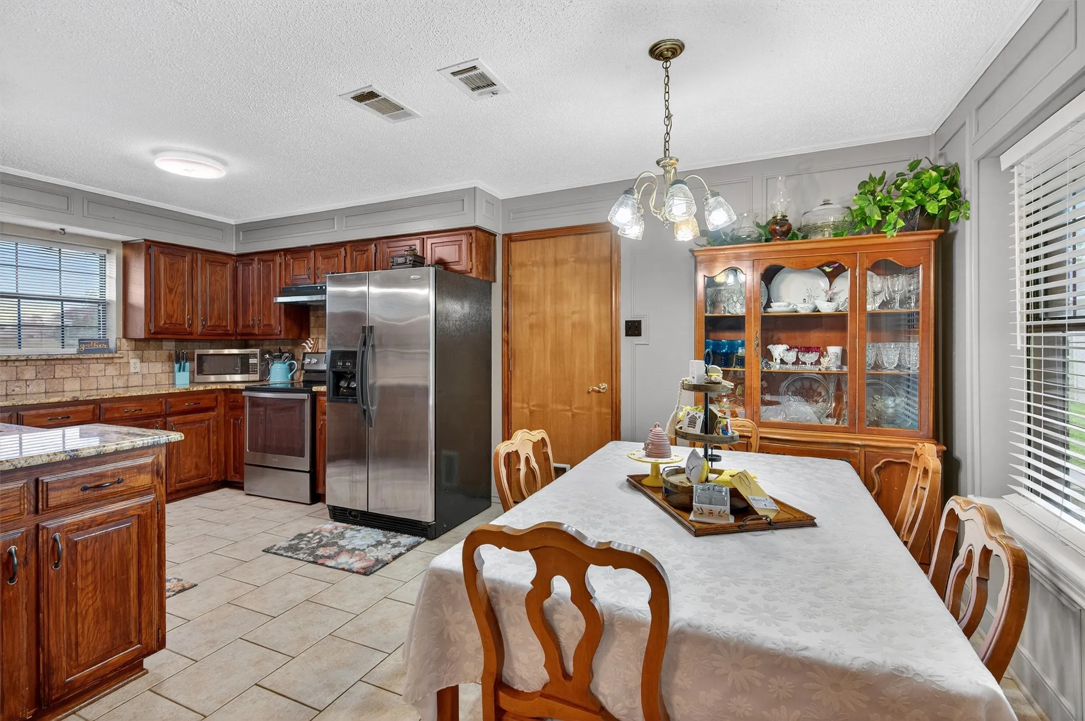 Single Family Residence For Sale in Grayson County , 102 N 9th Street, Gunter, Texas 75058, 3 Bedroom, 2 Bathroom, 3 Garage spaces, 1,784 Sqft, built in 1985, mls#21066550, Real Estate Agent in Gunter, Homes For Sale in Grayson county, Homes For Sale in Gunter, Realtor in Gunter Texas, Real Estate Brokerage Independent Realty Texas, Luminita Cordes Realtor