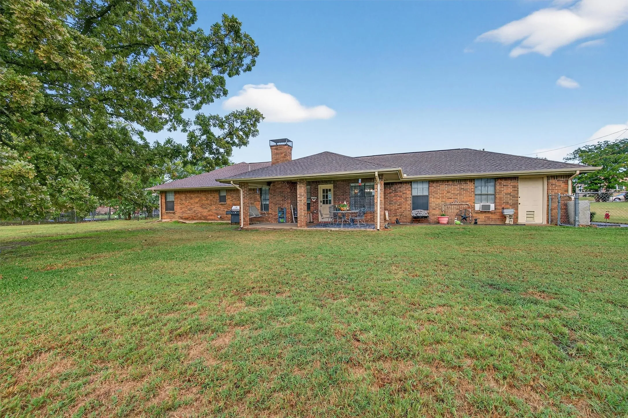 Single Family Residence For Sale in Grayson County , 102 N 9th Street, Gunter, Texas 75058, 3 Bedroom, 2 Bathroom, 3 Garage spaces, 1,784 Sqft, built in 1985, mls#21066550, Real Estate Agent in Gunter, Homes For Sale in Grayson county, Homes For Sale in Gunter, Realtor in Gunter Texas, Real Estate Brokerage Independent Realty Texas, Luminita Cordes Realtor