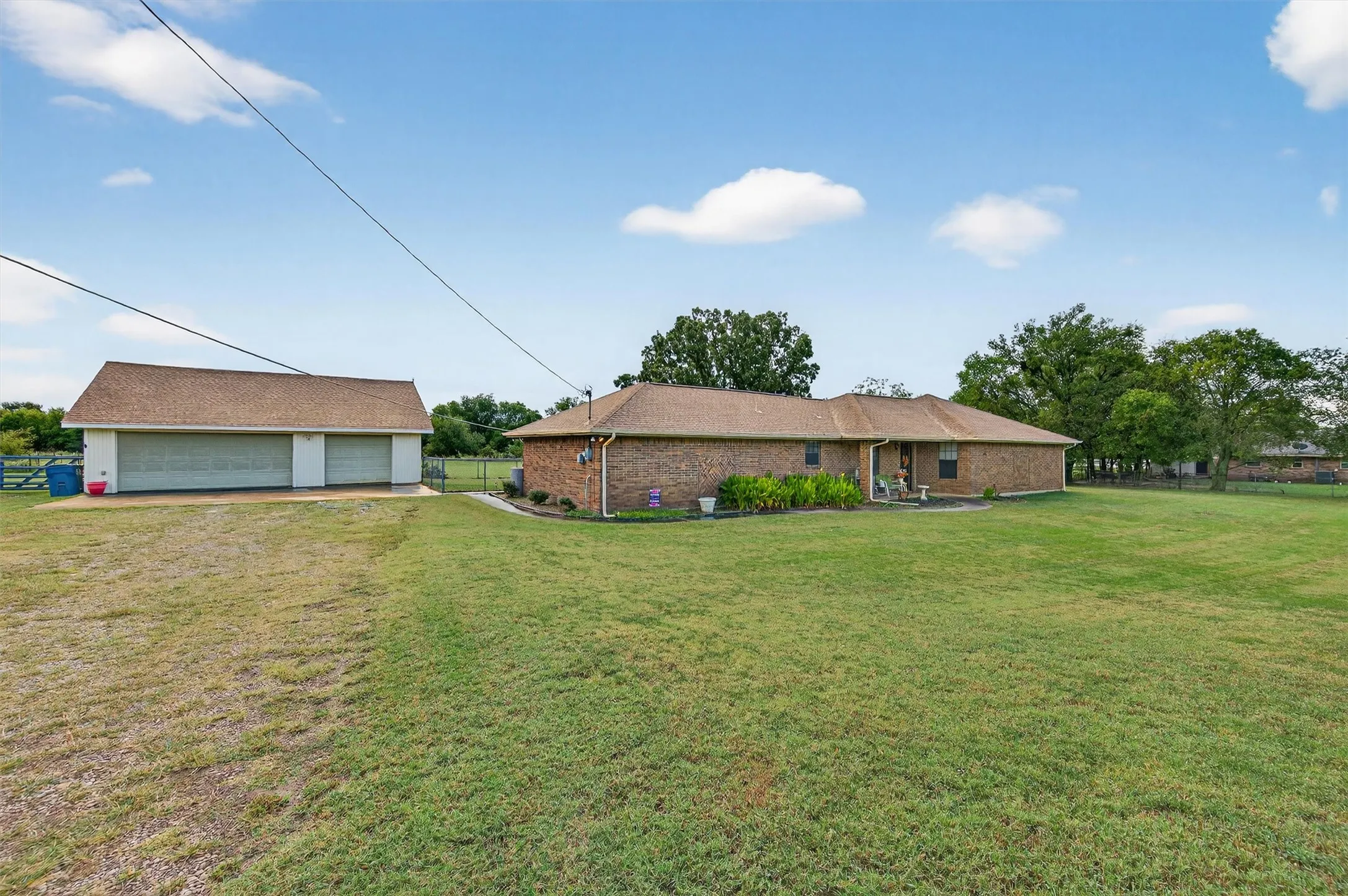 Single Family Residence For Sale in Grayson County , 102 N 9th Street, Gunter, Texas 75058, 3 Bedroom, 2 Bathroom, 3 Garage spaces, 1,784 Sqft, built in 1985, mls#21066550, Real Estate Agent in Gunter, Homes For Sale in Grayson county, Homes For Sale in Gunter, Realtor in Gunter Texas, Real Estate Brokerage Independent Realty Texas, Luminita Cordes Realtor