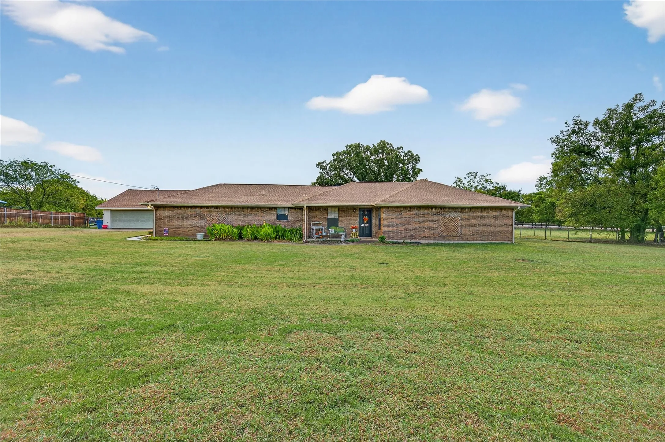 Single Family Residence For Sale in Grayson County , 102 N 9th Street, Gunter, Texas 75058, 3 Bedroom, 2 Bathroom, 3 Garage spaces, 1,784 Sqft, built in 1985, mls#21066550, Real Estate Agent in Gunter, Homes For Sale in Grayson county, Homes For Sale in Gunter, Realtor in Gunter Texas, Real Estate Brokerage Independent Realty Texas, Luminita Cordes Realtor