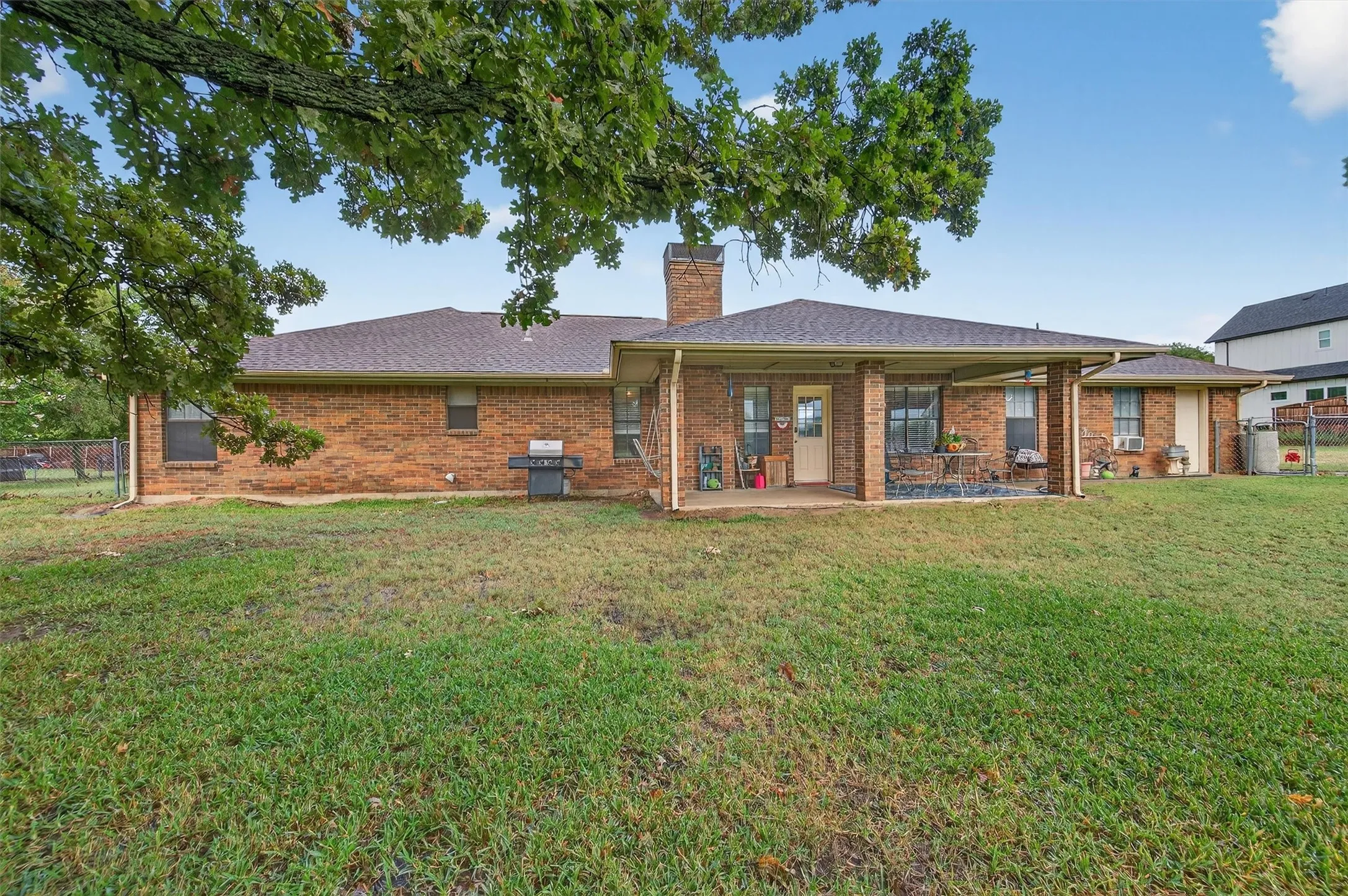 Single Family Residence For Sale in Grayson County , 102 N 9th Street, Gunter, Texas 75058, 3 Bedroom, 2 Bathroom, 3 Garage spaces, 1,784 Sqft, built in 1985, mls#21066550, Real Estate Agent in Gunter, Homes For Sale in Grayson county, Homes For Sale in Gunter, Realtor in Gunter Texas, Real Estate Brokerage Independent Realty Texas, Luminita Cordes Realtor