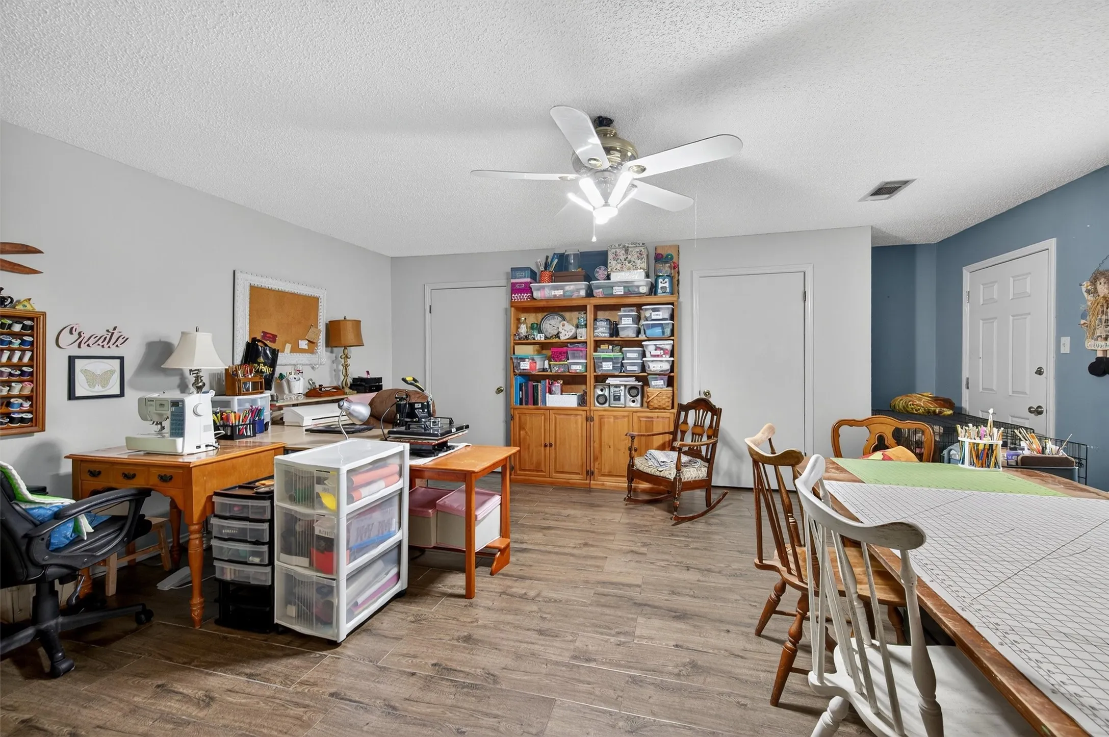 Single Family Residence For Sale in Grayson County , 102 N 9th Street, Gunter, Texas 75058, 3 Bedroom, 2 Bathroom, 3 Garage spaces, 1,784 Sqft, built in 1985, mls#21066550, Real Estate Agent in Gunter, Homes For Sale in Grayson county, Homes For Sale in Gunter, Realtor in Gunter Texas, Real Estate Brokerage Independent Realty Texas, Luminita Cordes Realtor