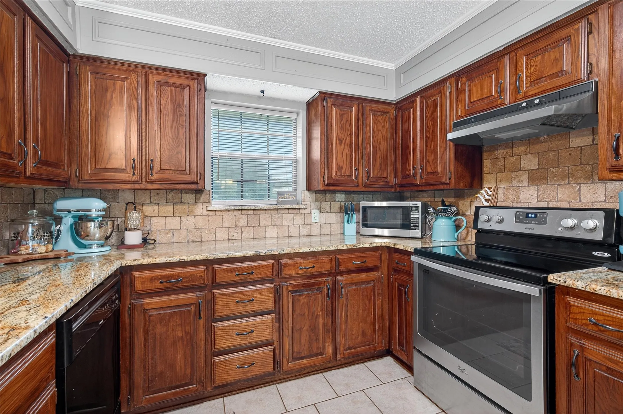 Single Family Residence For Sale in Grayson County , 102 N 9th Street, Gunter, Texas 75058, 3 Bedroom, 2 Bathroom, 3 Garage spaces, 1,784 Sqft, built in 1985, mls#21066550, Real Estate Agent in Gunter, Homes For Sale in Grayson county, Homes For Sale in Gunter, Realtor in Gunter Texas, Real Estate Brokerage Independent Realty Texas, Luminita Cordes Realtor