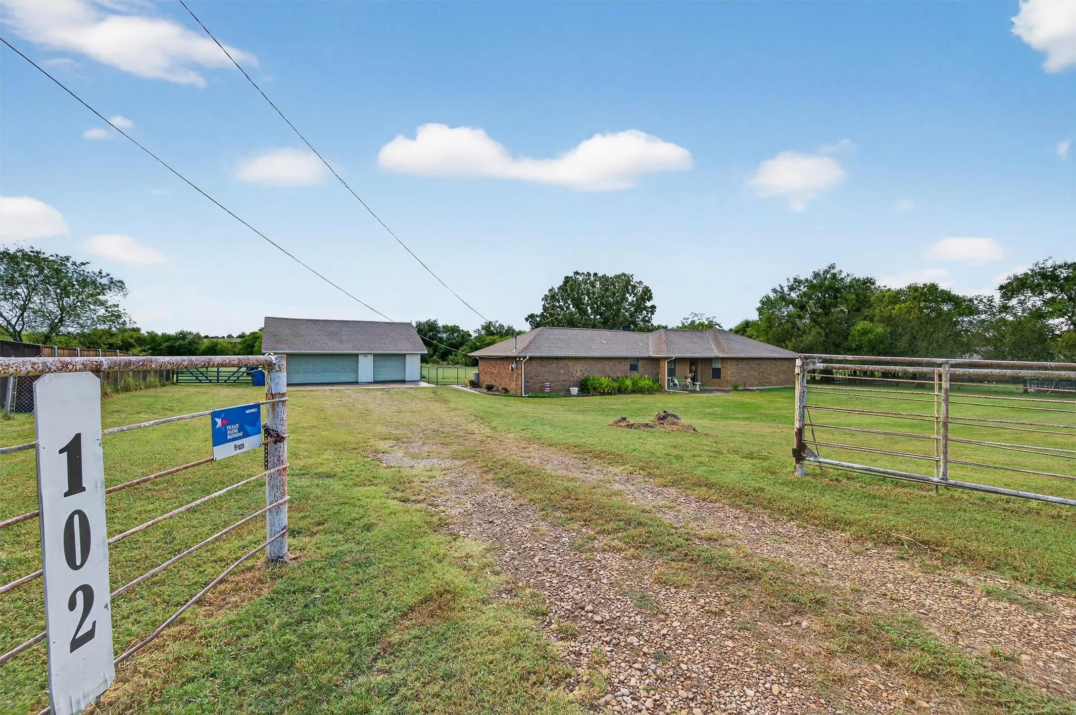 Single Family Residence For Sale in Grayson County , 102 N 9th Street, Gunter, Texas 75058, 3 Bedroom, 2 Bathroom, 3 Garage spaces, 1,784 Sqft, built in 1985, mls#21066550, Real Estate Agent in Gunter, Homes For Sale in Grayson county, Homes For Sale in Gunter, Realtor in Gunter Texas, Real Estate Brokerage Independent Realty Texas, Luminita Cordes Realtor