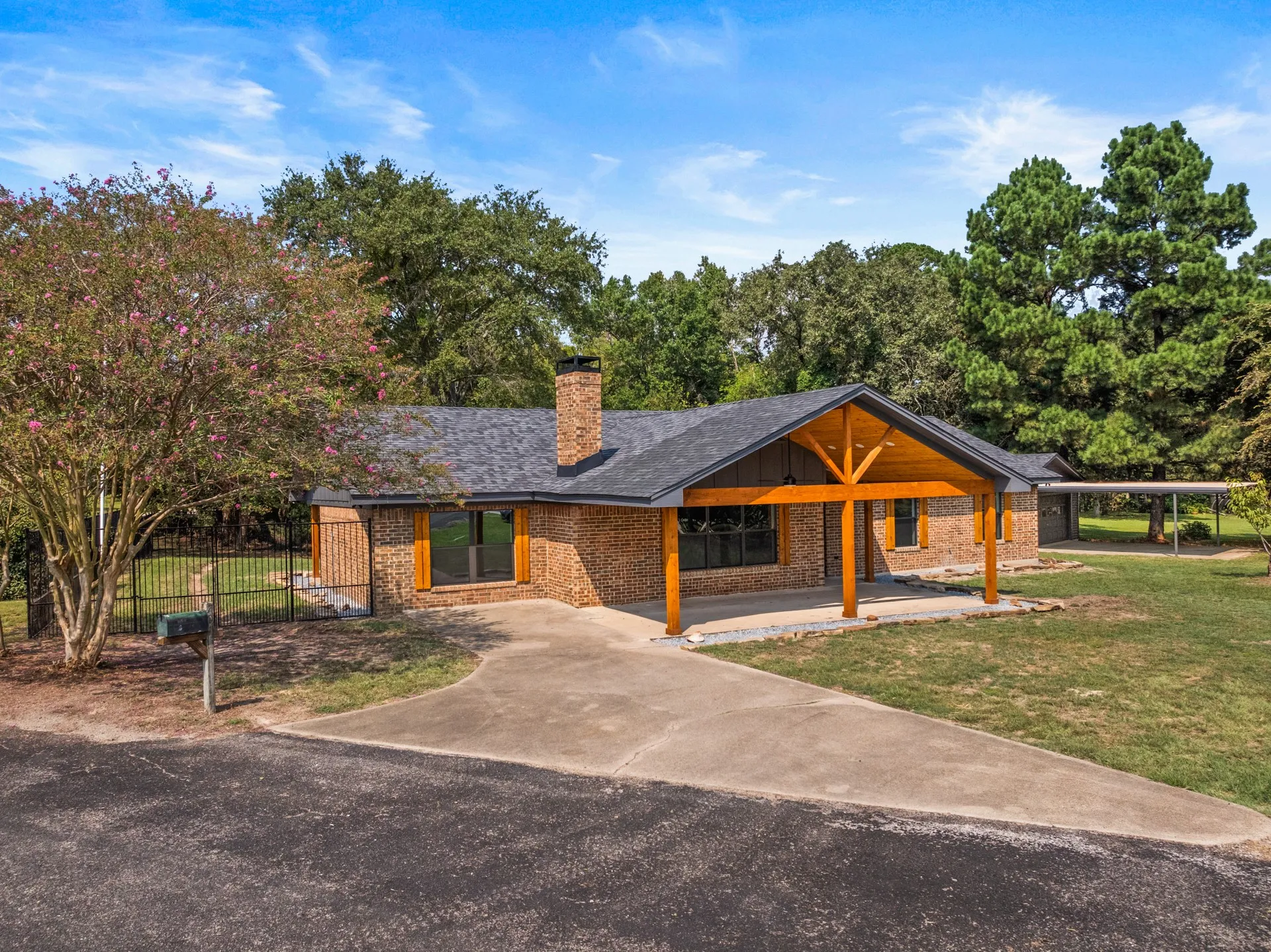 Single Family Residence For Sale in Franklin (TX) County , 701 Ferguson Trail, Scroggins, Texas 75480, 4 Bedroom, 2 Bathroom, 2 Garage spaces, 2,331 Sqft, built in 1985, mls#21069708, Real Estate Agent in Scroggins, Homes For Sale in Franklin (TX) county, Homes For Sale in Scroggins, Realtor in Scroggins Texas, Real Estate Brokerage Independent Realty Texas, Luminita Cordes Realtor