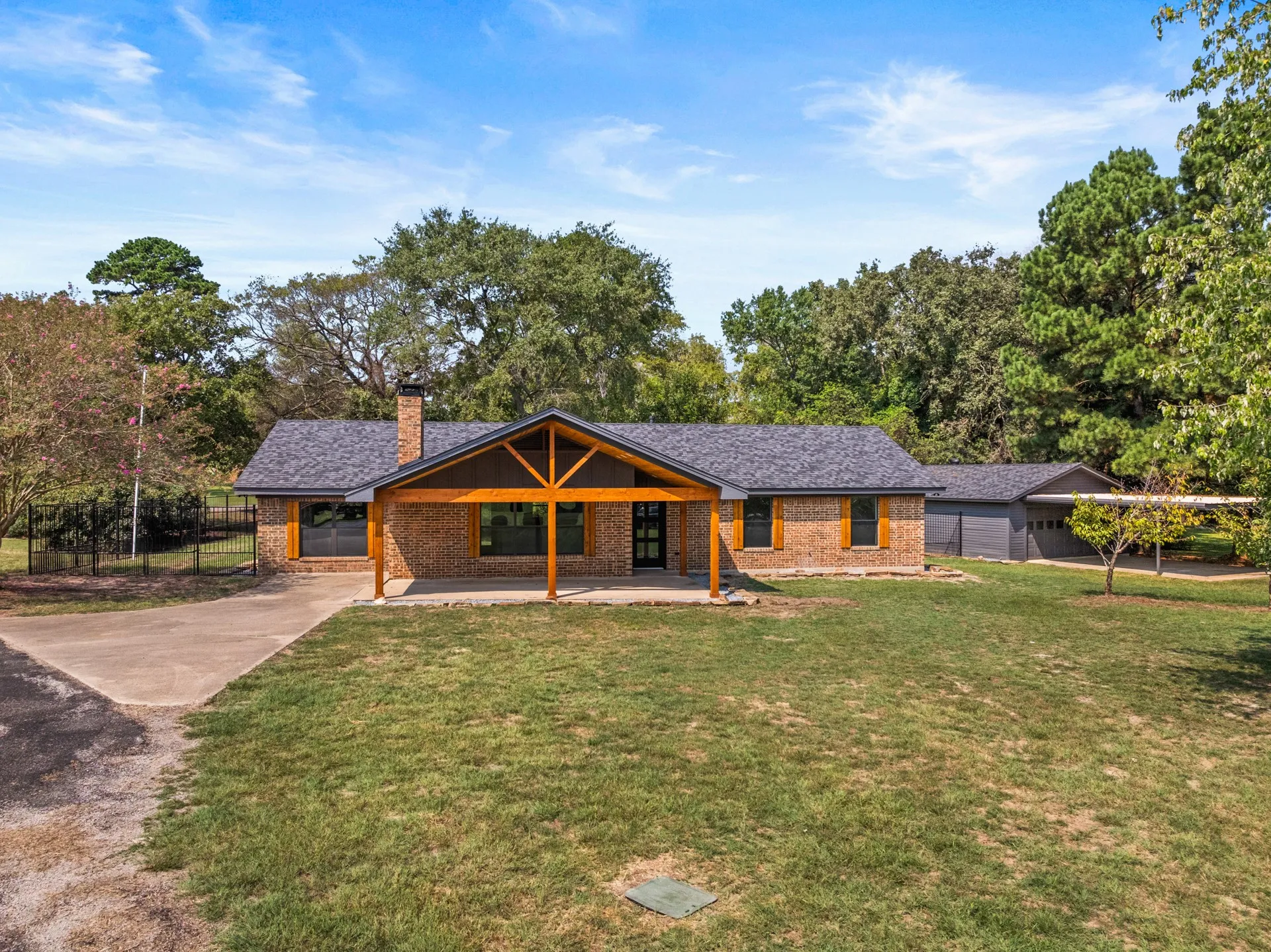 Single Family Residence For Sale in Franklin (TX) County , 701 Ferguson Trail, Scroggins, Texas 75480, 4 Bedroom, 2 Bathroom, 2 Garage spaces, 2,331 Sqft, built in 1985, mls#21069708, Real Estate Agent in Scroggins, Homes For Sale in Franklin (TX) county, Homes For Sale in Scroggins, Realtor in Scroggins Texas, Real Estate Brokerage Independent Realty Texas, Luminita Cordes Realtor