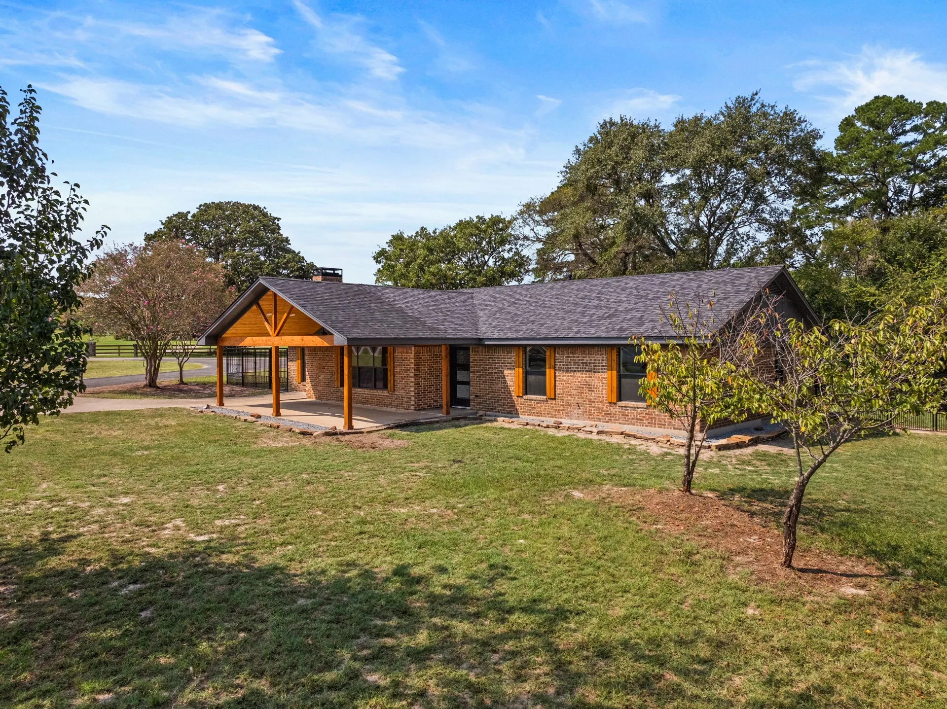 Single Family Residence For Sale in Franklin (TX) County , 701 Ferguson Trail, Scroggins, Texas 75480, 4 Bedroom, 2 Bathroom, 2 Garage spaces, 2,331 Sqft, built in 1985, mls#21069708, Real Estate Agent in Scroggins, Homes For Sale in Franklin (TX) county, Homes For Sale in Scroggins, Realtor in Scroggins Texas, Real Estate Brokerage Independent Realty Texas, Luminita Cordes Realtor