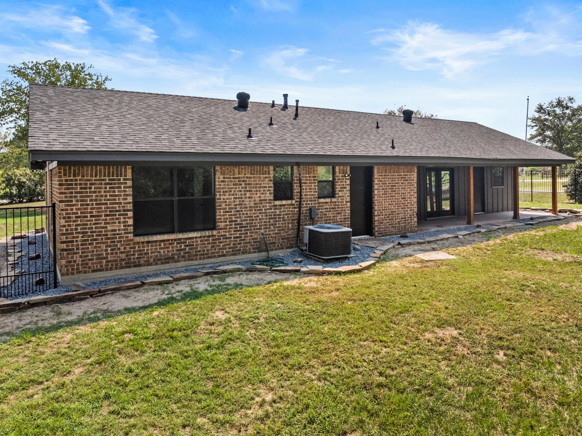 Single Family Residence For Sale in Franklin (TX) County , 701 Ferguson Trail, Scroggins, Texas 75480, 4 Bedroom, 2 Bathroom, 2 Garage spaces, 2,331 Sqft, built in 1985, mls#21069708, Real Estate Agent in Scroggins, Homes For Sale in Franklin (TX) county, Homes For Sale in Scroggins, Realtor in Scroggins Texas, Real Estate Brokerage Independent Realty Texas, Luminita Cordes Realtor