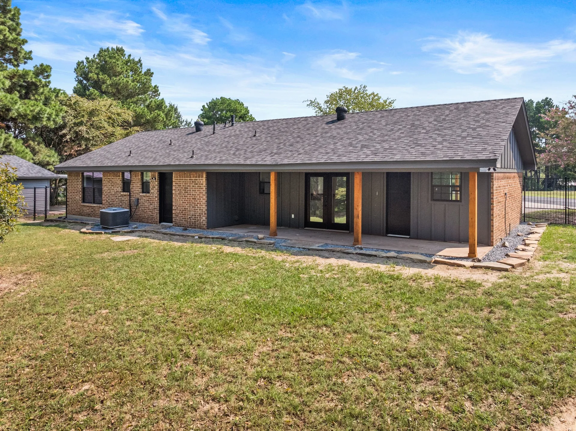 Single Family Residence For Sale in Franklin (TX) County , 701 Ferguson Trail, Scroggins, Texas 75480, 4 Bedroom, 2 Bathroom, 2 Garage spaces, 2,331 Sqft, built in 1985, mls#21069708, Real Estate Agent in Scroggins, Homes For Sale in Franklin (TX) county, Homes For Sale in Scroggins, Realtor in Scroggins Texas, Real Estate Brokerage Independent Realty Texas, Luminita Cordes Realtor