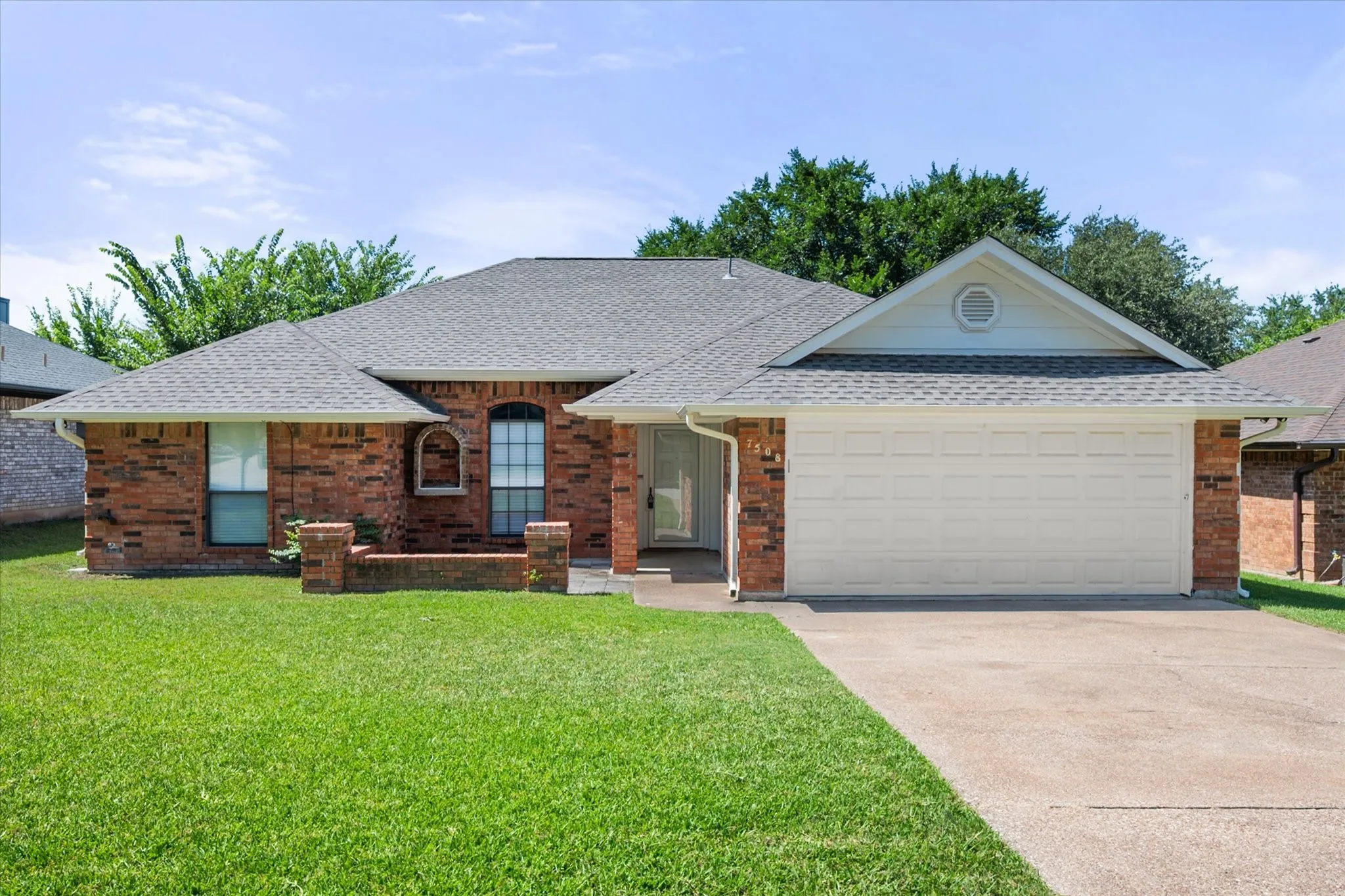 Single Family Residence For Sale in Tarrant County , 7508 Jamie Renee Lane, North Richland Hills, Texas 76182, 3 Bedroom, 2 Bathroom, 2 Garage spaces, 1,716 Sqft, built in 1986, mls#21070574, Real Estate Agent in North Richland Hills, Homes For Sale in Tarrant county, Homes For Sale in North Richland Hills, Realtor in North Richland Hills Texas, Real Estate Brokerage Independent Realty Texas, Luminita Cordes Realtor