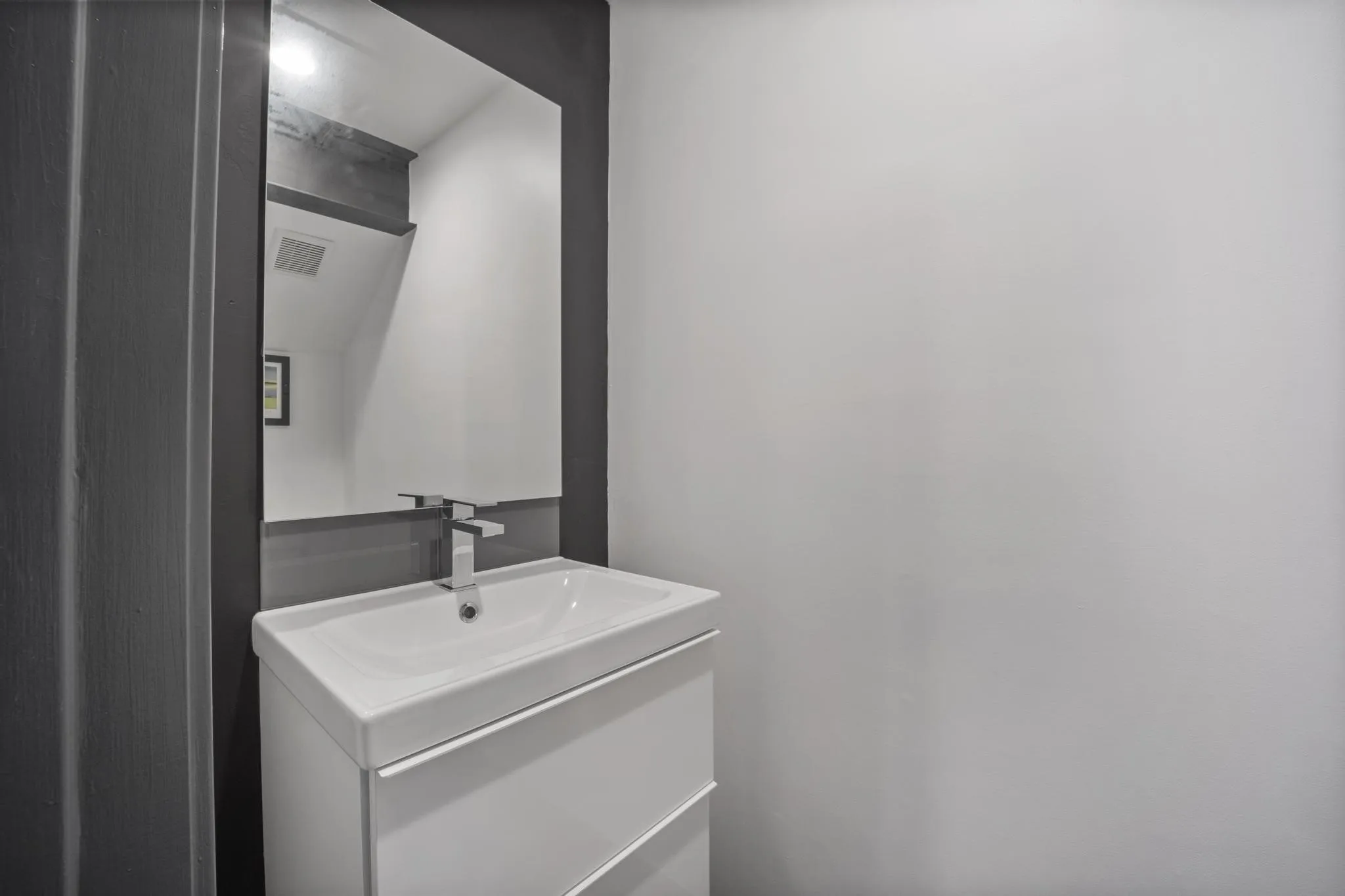 Condominium For Sale in Dallas County , 4134 Travis Street 11, Dallas, Texas 75204, 1 Bedroom, 2 Bathroom, 1 Garage spaces, 975 Sqft, built in 1958, Preowned, mls#21070405, Real Estate Agent in Dallas, Homes For Sale in Dallas county, Homes For Sale in Dallas, Realtor in Dallas Texas, Real Estate Brokerage Independent Realty Texas, Luminita Cordes Realtor