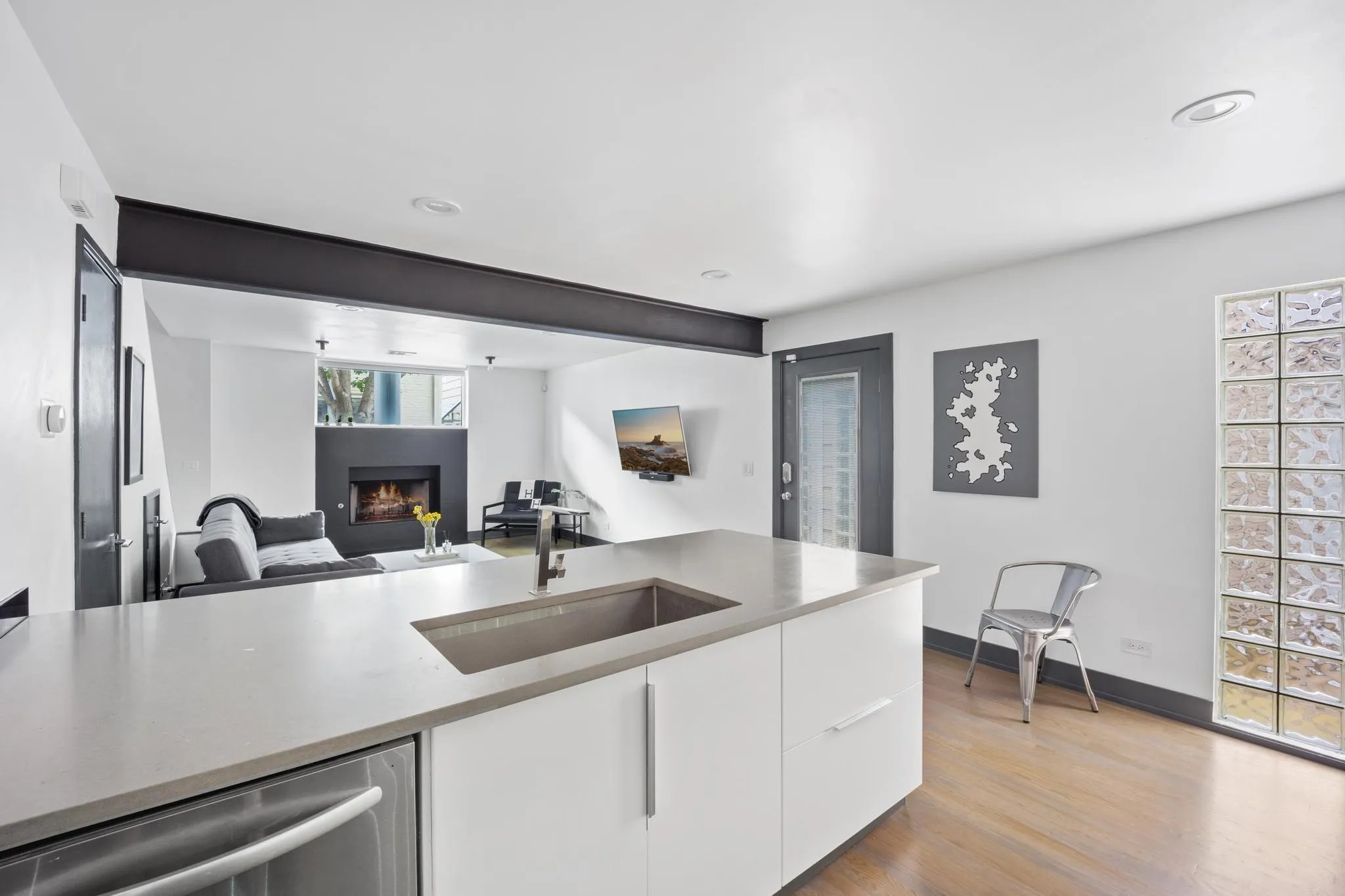 Condominium For Sale in Dallas County , 4134 Travis Street 11, Dallas, Texas 75204, 1 Bedroom, 2 Bathroom, 1 Garage spaces, 975 Sqft, built in 1958, Preowned, mls#21070405, Real Estate Agent in Dallas, Homes For Sale in Dallas county, Homes For Sale in Dallas, Realtor in Dallas Texas, Real Estate Brokerage Independent Realty Texas, Luminita Cordes Realtor