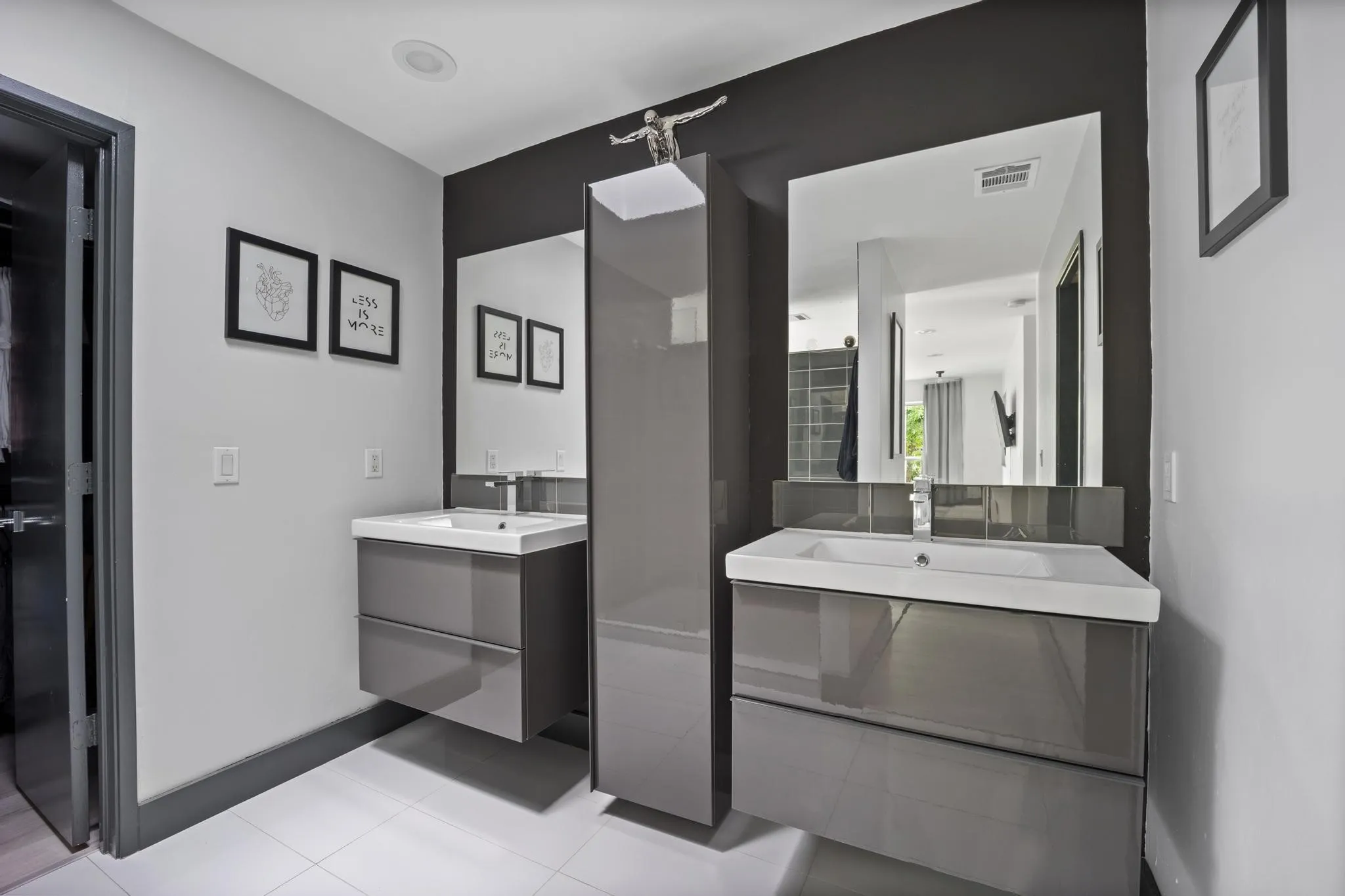 Condominium For Sale in Dallas County , 4134 Travis Street 11, Dallas, Texas 75204, 1 Bedroom, 2 Bathroom, 1 Garage spaces, 975 Sqft, built in 1958, Preowned, mls#21070405, Real Estate Agent in Dallas, Homes For Sale in Dallas county, Homes For Sale in Dallas, Realtor in Dallas Texas, Real Estate Brokerage Independent Realty Texas, Luminita Cordes Realtor