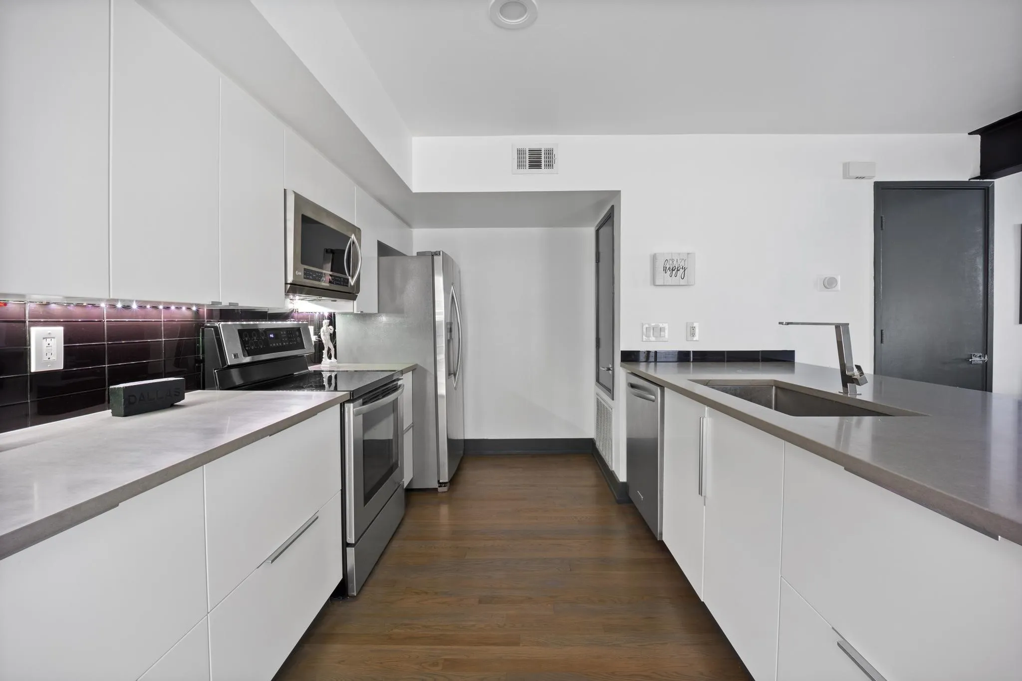 Condominium For Sale in Dallas County , 4134 Travis Street 11, Dallas, Texas 75204, 1 Bedroom, 2 Bathroom, 1 Garage spaces, 975 Sqft, built in 1958, Preowned, mls#21070405, Real Estate Agent in Dallas, Homes For Sale in Dallas county, Homes For Sale in Dallas, Realtor in Dallas Texas, Real Estate Brokerage Independent Realty Texas, Luminita Cordes Realtor